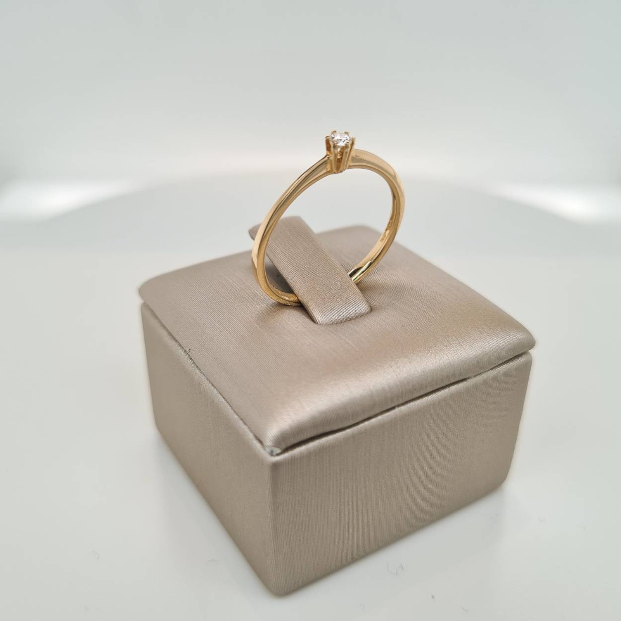 Prachtige 14krt gouden solitaire ring met diamant, 0,05crt H Si. De maat van de ring is 54 (17 1/4). Heeft u een andere maat, neem dan gerust contact met ons op.