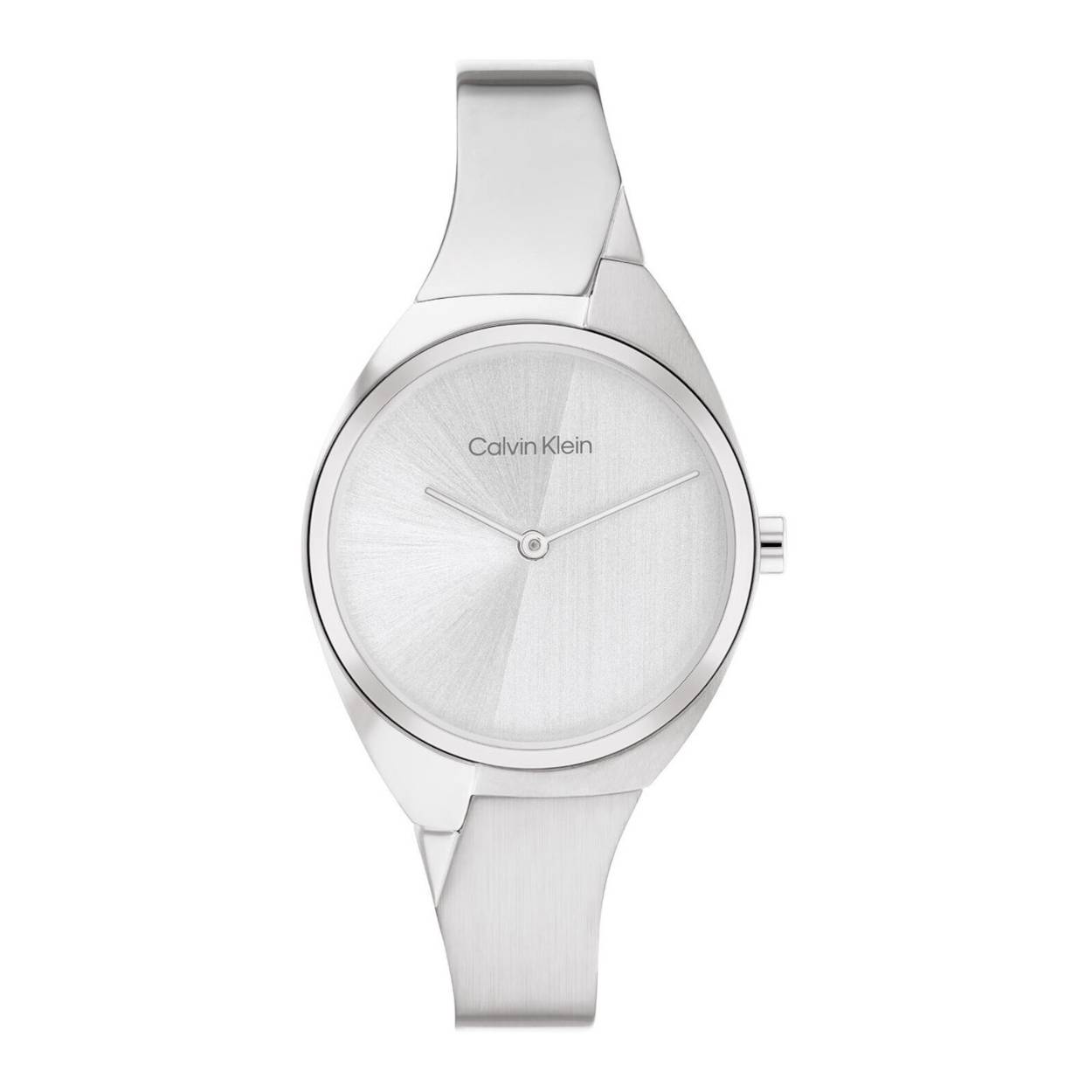 Calvin Klein CK25200234 Dames Staal Horloge 30mm 
Dit Calvin Klein dameshorloge met nr CK25200234 is een chique en charmant ontwerp. De stijlvolle ronde gladde stalen kast heeft een zilverkleurige wijzerplaat met een gladde bezel. Op de wijzerplaat is alleen de merknaam gedrukt en de tijd wordt aangegeven met hele fijne wijzers. Aan de zilverkleurige kast zit een zilverkleurige bangle band. Het sierlijke horloge heeft een mineraalglas, een doorsnee van 30mm en is 3 ATM.

OVER CALVIN KLEIN
Calvin Klein is een wereldwijd lifestylemerk dat gewaagde, vooruitstrevende idealen en een verleidelijke, vaak minimalistische, esthetiek nastreeft. Calvin Klein werd groot in de jaren 70 door haar mode- en merkjeans collecties. In de jaren 80 lanceerde Calvin Klein haar spraakmakende ondergoed dat uitdrukkelijk van logo ’s voorzien was. Vanwege het grote succes is het merk ook succesvol uitgerold in Accessoires, Parfums, Home, Brillen, Golf, Horloges en Sieraden.
Sinds de oprichting in 1968 door Calvin Klein, heeft het merk haar reputatie opgebouwd als leider in de Amerikaanse mode, dankzij een cleane esthetiek en innovatieve ontwerpen. Calvin Klein wil haar publiek verleiden en inspireren door middel van provocerende beelden en opvallende ontwerpen die prikkelen. 

SPECIFICATIES:
- Mineraalglas
- Zilverkleurige stalen kast
- Zilverkleurige wijzerplaat 
- Zilverkleurige bangle band
- Ronde kastvorm, Ø 30mm
- 3 ATM