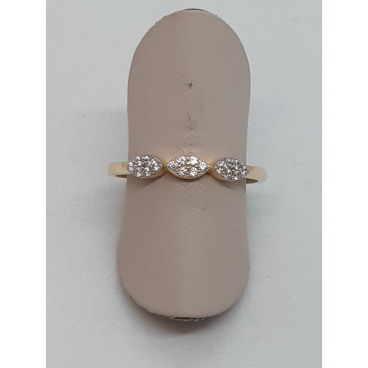De gouden damesring met modelnummer BREA-JOY-0002862 is gemaakt van 14 karaat goud en heeft een glanzende afwerking. Het is een ring in maat 54, goudkleurig en ontworpen met edelmetaal van hoge kwaliteit. Draag deze elegante ring solo of combineer met andere ringen voor een gelaagde look. Perfect voor elke gelegenheid!