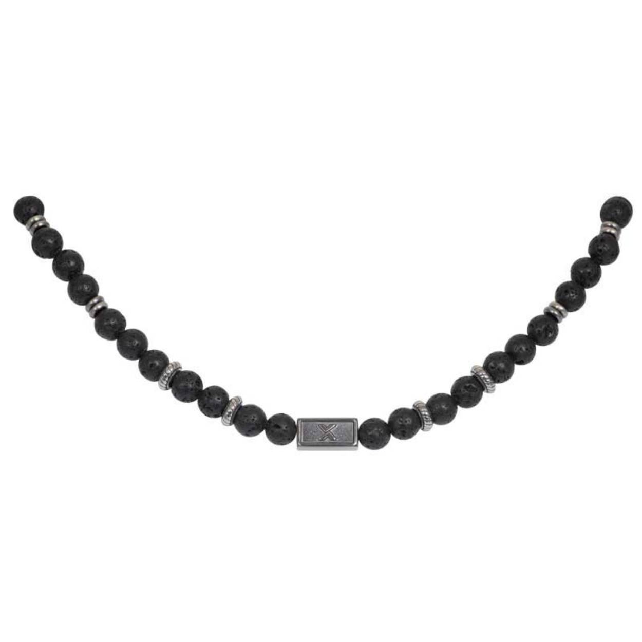 De iXXXi MEN ketting Boho Lava bestaat uit de materialen stainless steel in de kleur antiek zilver in combinatie met zwartkleurige lavasteen kralen. De ketting is een kralenketting waarbij een patroon van zwarte kralen met verschillende antiek zilveren stalen details worden afgewisseld. In het midden van de ketting bevindt zich een rechthoekig detail in dezelfde antiek zilveren kleur met een 'X' erop gegraveerd. De iXXXi ketting Boho Lava heeft een lengte van 45 cm. Mix and match deze ketting met bijvoorbeeld armband Kane en maak jouw look compleet.