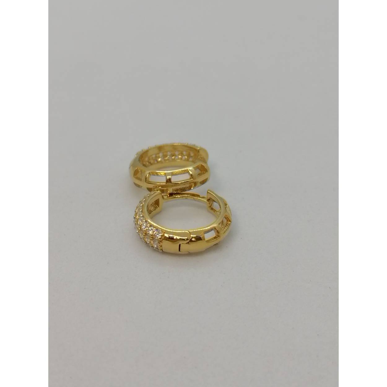 De gouden oorbellen 18k, modelnummer BREA-000254, zijn elegante creooloorbellen gemaakt van 14 karaat goud. Ze hebben een glanzende afwerking, een breedte van 3.8 mm en een diameter van 10 mm. Perfect voor zowel dagelijks gebruik als speciale gelegenheden. Combineer met andere gouden sieraden voor een verfijnde look.