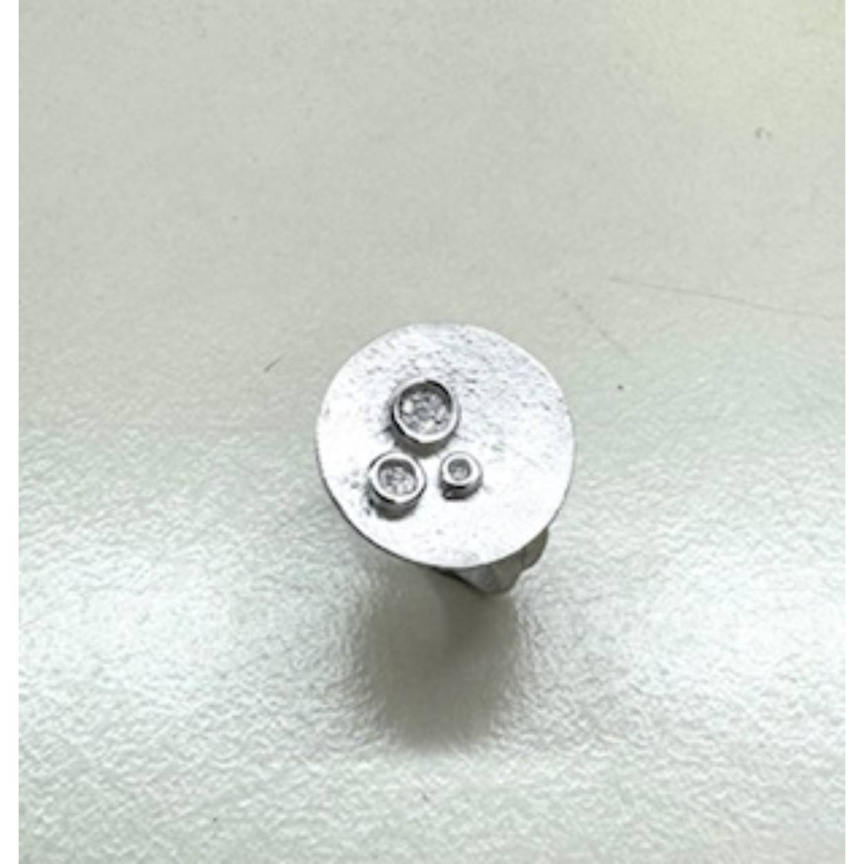 Handgemaakte ring in zilver met Zirkonium uit onze Mathisse Collectie.