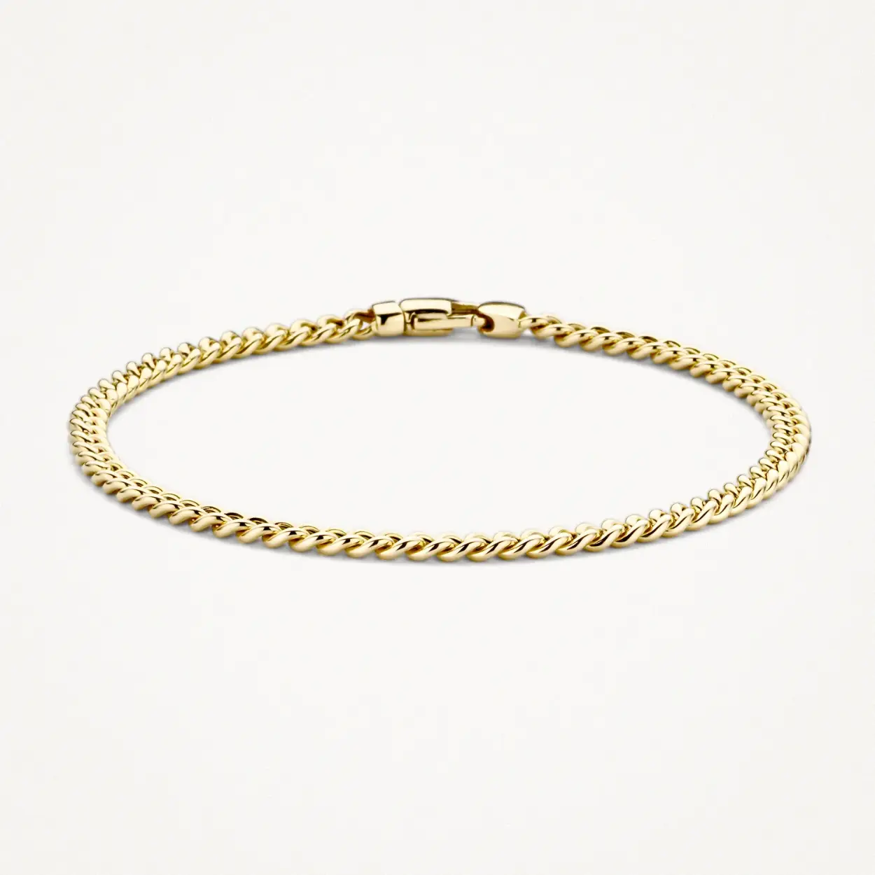 Deze prachtige armband heeft een blush gouden schakelontwerp, perfect voor een glamoureuze look. Het is gemaakt van hoogwaardig materiaal en heeft een verstelbare sluiting voor een comfortabele pasvorm. Draag deze armband op zichzelf als een statementstuk of combineer hem met andere armbanden voor een stijlvolle gelaagde look. Een must-have accessoire voor elke gelegenheid!