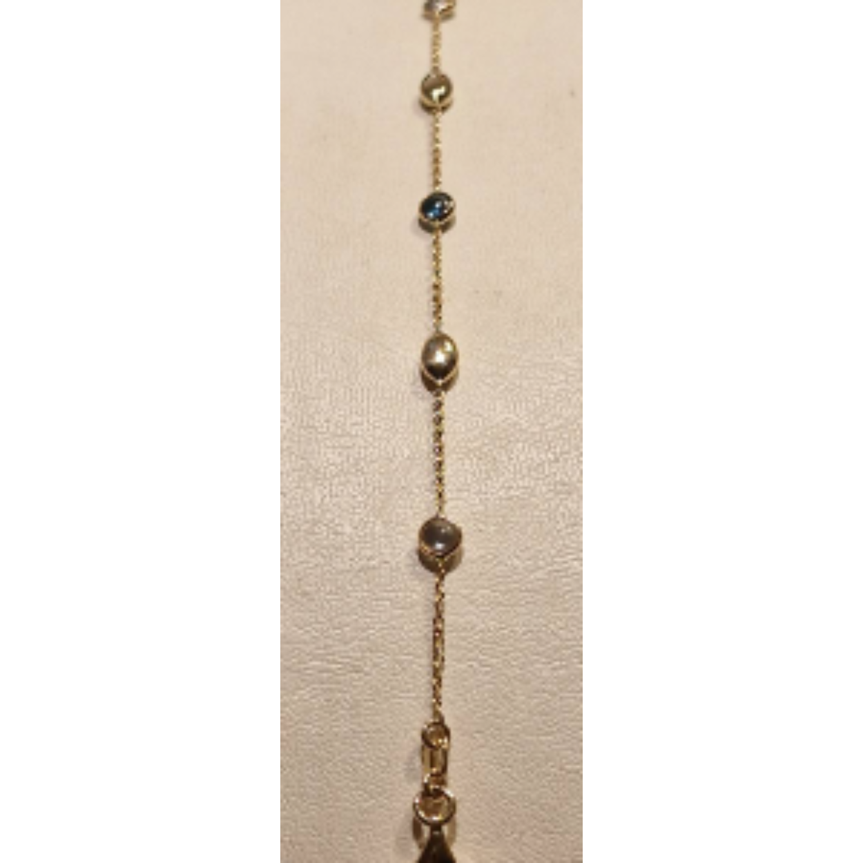 14k geelgouden armband met gouden linzen en ronde cabochon geslepen blauw topaas