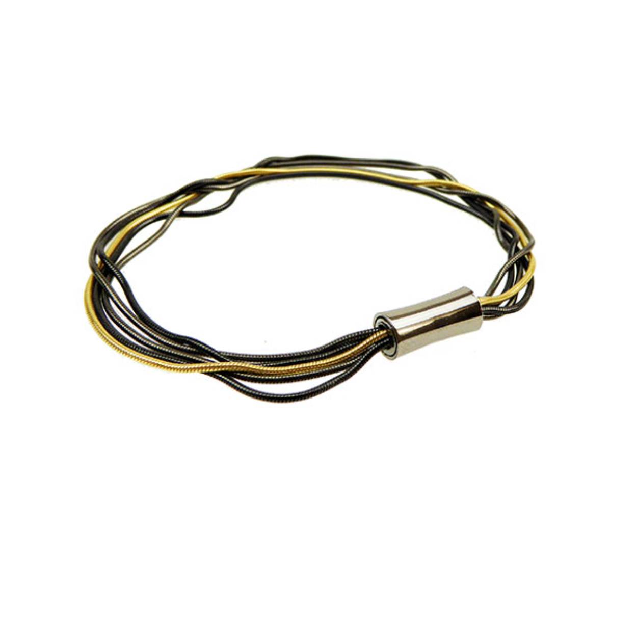 Zilveren, zwart gerhodineerde armband met slangenschakels. De armband bestaat uit 5 koorden waarvan één zilver verguld. Tot slot heeft de armband een draaglengte van 18 cm en is deze uitgerust met een magnetische sluiting.