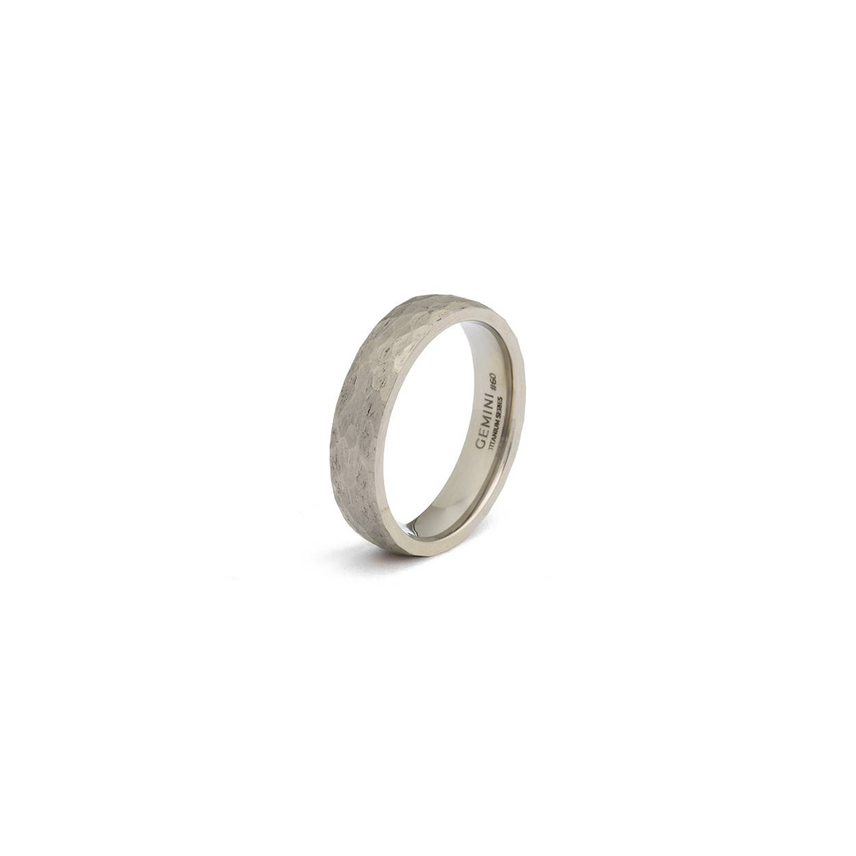 Deze Pulso Silver ring is volledig gemaakt van grade 2 titanium. Waarom titaan?
- Het is lichtgewicht
- Het is supersterk
- Het is een exclusief materiaal dat ook wordt gebruikt in raceauto's, motorboten en ruimtevaart

De ring heeft een comfortabele pasvorm en is zeer comfortabel om te dragen. Door het lichtgewicht titanium draag je deze ring probleemloos dag in dag uit.

De naam 'Pulso' is afgeleid van het Latijn wat 'slag' betekent en verwijst naar de prachtige facetafwerking aan de buitenkant van deze titanium ring. Deze ring is verkrijgbaar in EU-maten 54 t/m 72.