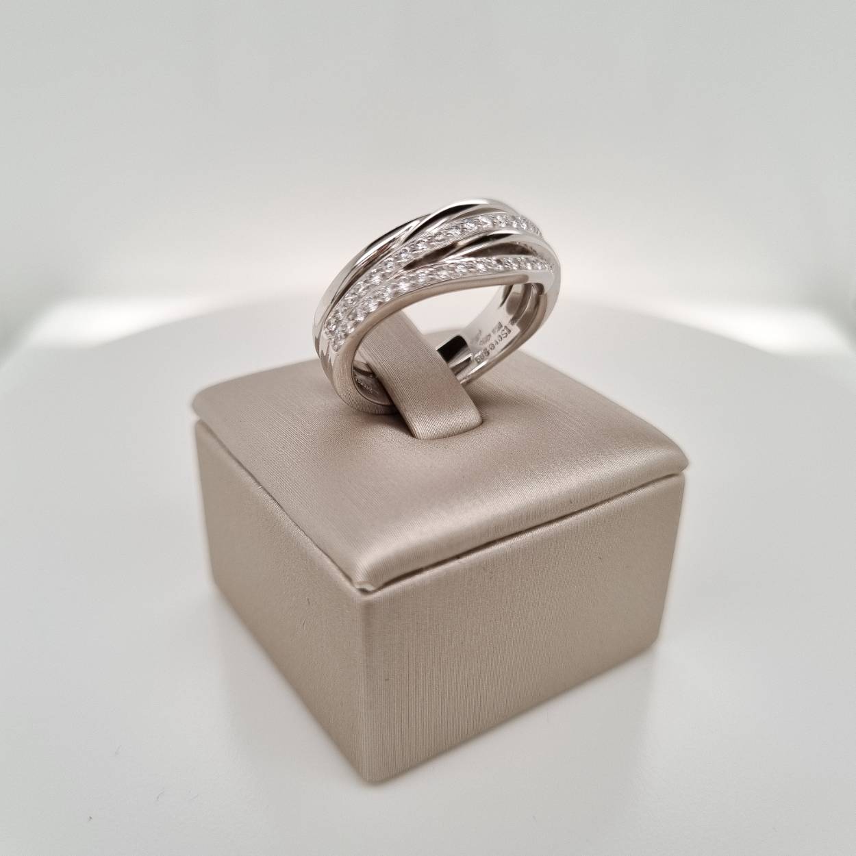 Prachtige 14krt witgouden ring met diamant, 0.40crt H SI.

De maat van de ring is 56 (17 3/4). 
Heeft u een andere maat? Neem dan gerust contact met ons op.


