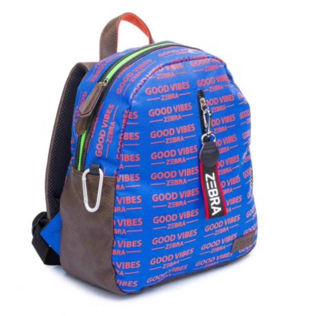 Stoere kinderrugtas van Zebra. De rugzak heeft een coole stijl en is te sluiten door middel van een stevige rits, bevat een handvat en verstelbare schouderbanden. Ook is de tas voorzien van een ritsvak met sleutelhanger voorop de tas en twee drinkbekervakken aan de binnenkant. Op de voorzijde zit een vak met een verticale rits, de rits is voorzien van sleutelhanger. Aan de ene zijkant een ring voor sleutels, aan de andere zijkant een netvak voor een drinkflesje. De rugtas is geschikt voor kinderen om mee te nemen naar de basisschool. De rugtas is gemaakt voor kinderen van ongeveer 4 t/m 8 jaar.

- Gevoerde, verstelbare rugzakriemen
- Stevig handvat aan de bovenzijde
- Hoofdcompartiment voorzien van 2 drinkbekerhouders
- Voorvak met verticale rits en sleutelhanger
- Ring voor sleutels aan zijkant
- Netvak voor drinkfles aan zijkant
- Naamlabel achterop
- Geschikt voor de basisschool
- Voor kinderen van ongeveer 4 t/m 8 jaar.