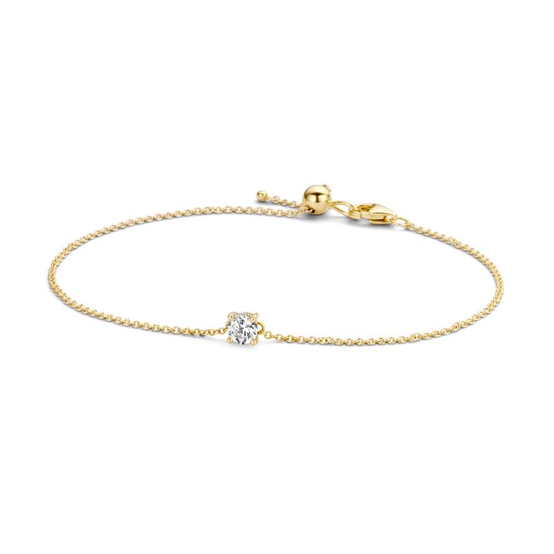 Deze subtiel elegante armband van 14k geelgoud heeft een sprankelende zirkoniasteen in een chatonzetting. De armband is 17,5 cm lang en de zirkonia heeft een doorsnede van 4 mm. Mooi op zichzelf of in combinatie met andere geelgouden sieraden uit onze collectie.