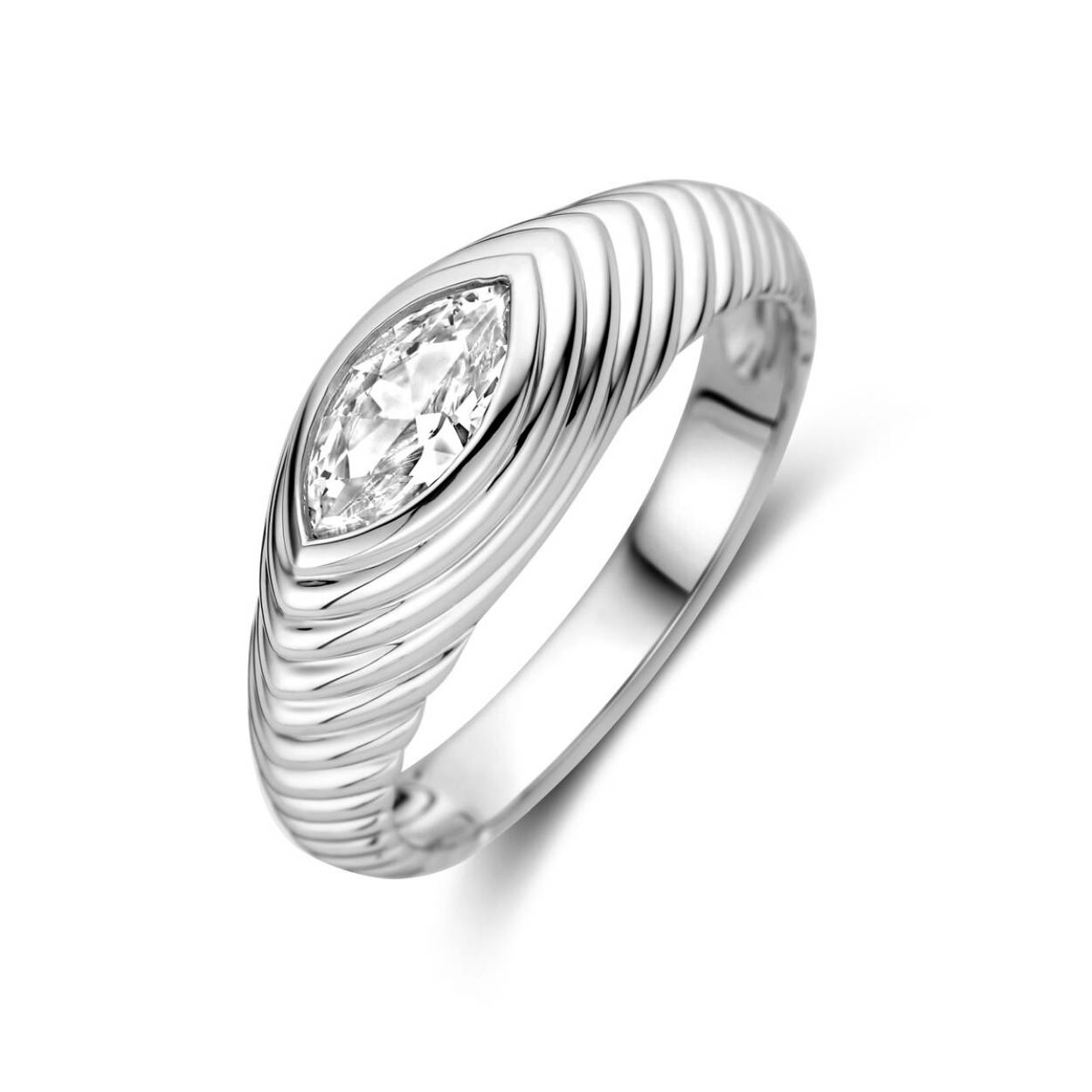 Gerhodineerd 925 zilveren ring uitgevoerd met zirkonia. De ring heeft een breedte van 7mm.