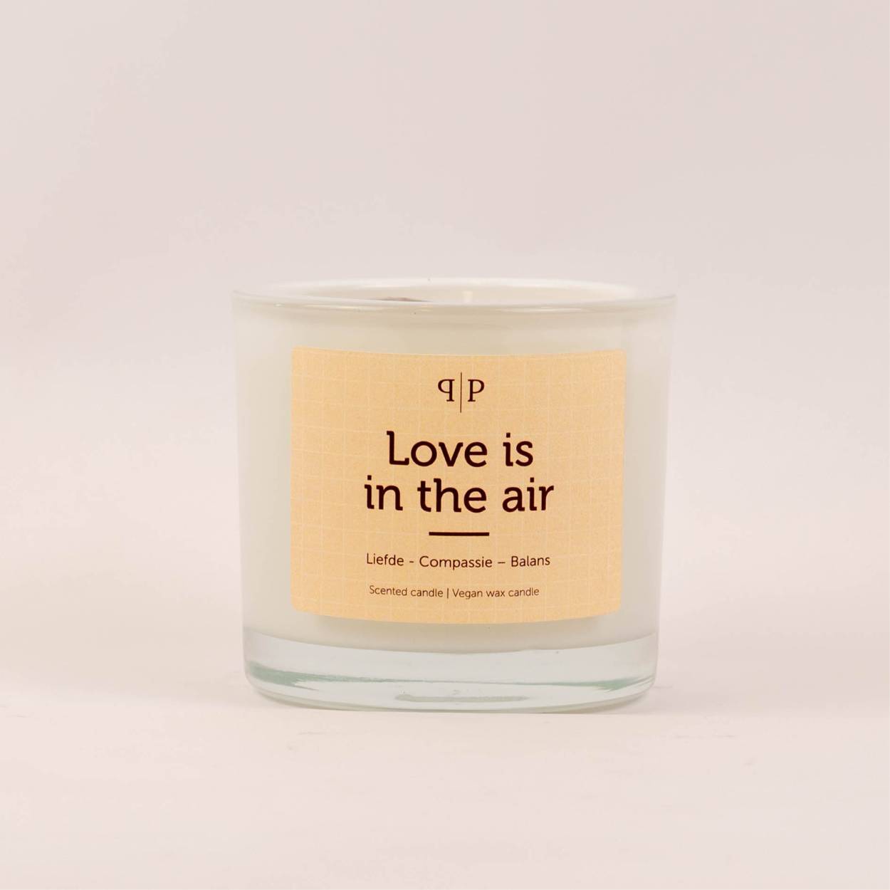s
Contact
Love is in the air– Per 6 stuks



Home / Themakaars / Love is in the air– Per 6 stuks
Love is in the air– Per 6 stuks
€ 75,02 excl. BTW

Liefde – Compassie – Balans

96 op voorraad (kan nabesteld worden)

Love is in the air– Per 6 stuks aantal
1
Categorie Themakaars
Tags Jaspis, Rozenkwarts
Beschrijving Beoordelingen (0)

Love is in the air
Een liefdevolle kaars vol kracht en balans. De Love is in the air geurkaars is gevuld met rozenkwarts en dalmatiër jaspis. Bij uitstek is Rozenkwarts is de steen van het hart en de liefde. De steen opent het hart om liefde te ontvangen en om liefde te geven. De steen trekt harmonieuze liefdes- en vriendschappelijke relaties aan en bevordert ook eigenliefde en zelfacceptatie. Dalmatiër jaspis maakt je oprecht en eerlijk en zorgt voor balans in lichaam, ziel en geest.

Onze kaarsen zijn gemaakt van 100% koolzaadwax en hebben een brandduur van 35 uur.

Geur: Parfum Havanna de cuba
Top notes ; cinnamon & cumin
Heart notes ; lavender, sage & orange
Base; tonka bean, Cedarwood & tobacco