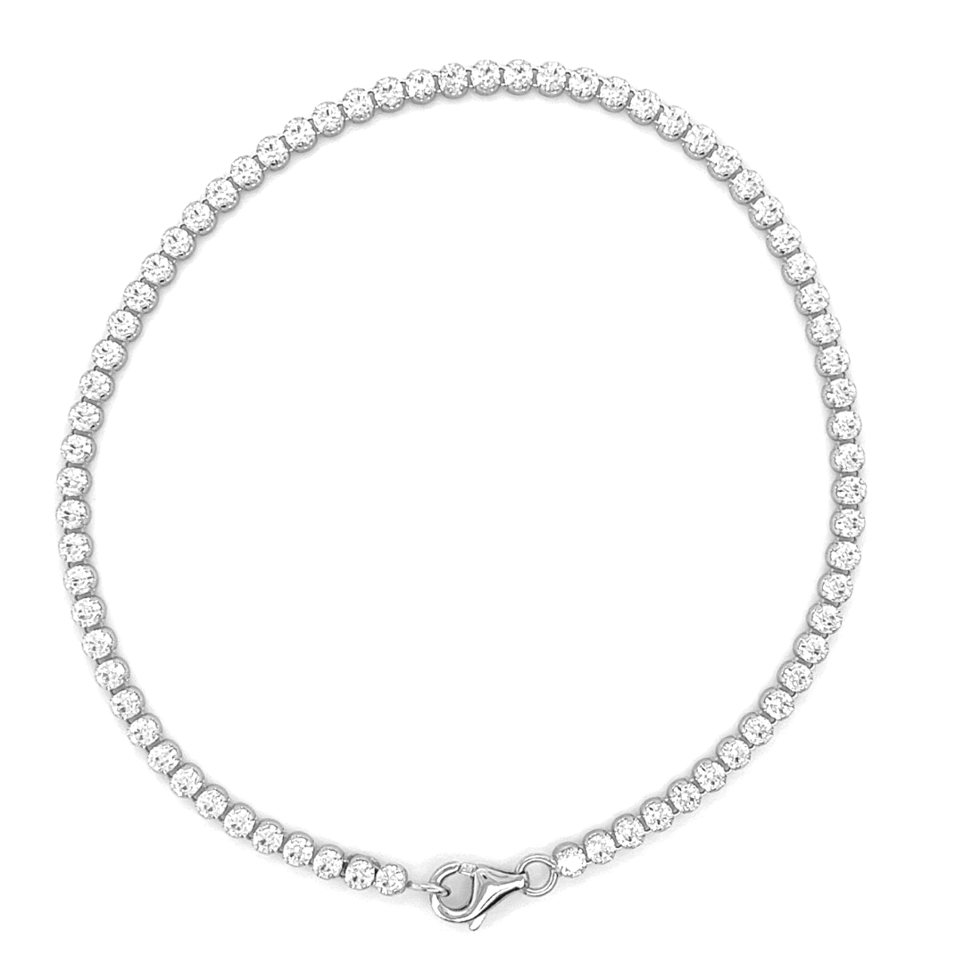 Deze 925 zilveren tennisarmband bestaat uit een rij van briljant geslepen zirkonia stenen. De zirkonia stenen schitteren mooi wit van kleur wat erg goed combineert met de kleur van het zilver. Dit sieraad is voorzien van een rhodium laag, dit zorgt ervoor dat de kleur langer mooi blijft. Lengte van de armband is 19cm.