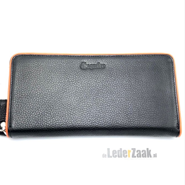 Deze zwarte rits portemonnee met een oranje binnenkant van Esquire is een hele overzichtelijke ruime portemonnee. 
Met 3 bankbiljet vakken, ruimte voor 15 pasjes én een muntvak (met winkelwagenmunt) welke is af te sluiten met een rits.  
Het leer is voorzien van RFID veilige folie. Hierdoor worden gegevens uit passen veilig gesteld.

Afmetingen:
Breed 19,5 x Hoog 9,5cm x diep 2,5 cm