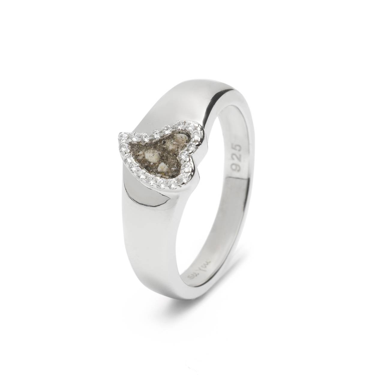 Zilveren as ring met hart motief. 