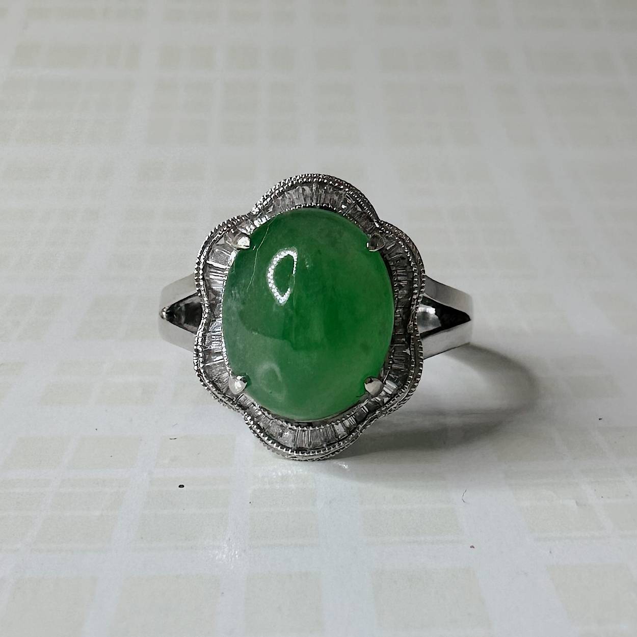 Deze prachtige witgouden ring met een legering van 18 karaat is uitgevoerd met een grote jade steen. Verder zit rondom de jade een rand met een optische illusie dat voor extra schittering zorgt. Deze ring is beschikbaar op maat 55.

Wees er snel bij!