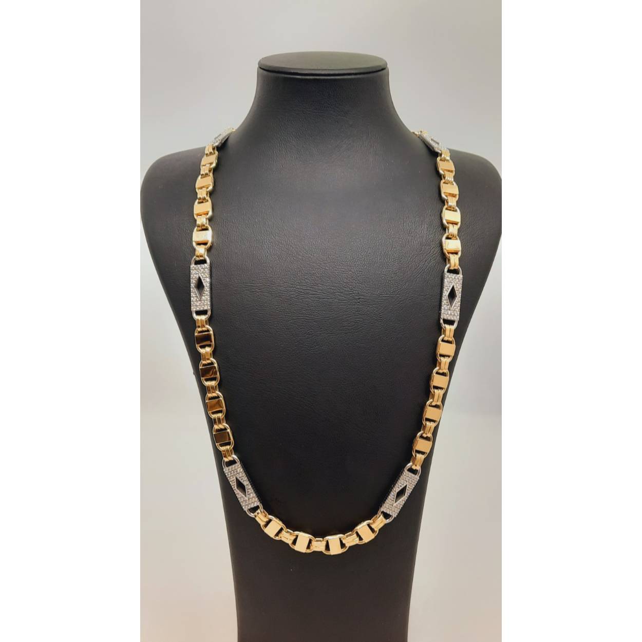 De gouden ketting 14k met modelnummer BREA-0001473 is een opvallende NECKLACE van het merk 'undefined'. Gemaakt van hoogwaardig GOUD en voorzien van een glanzende afwerking (JEWEL_GLOSS), heeft het een breedte van 7 mm en weegt 47 gram. Draag hem solo als een statement piece of combineer met andere sieraden voor een veelzijdige look.