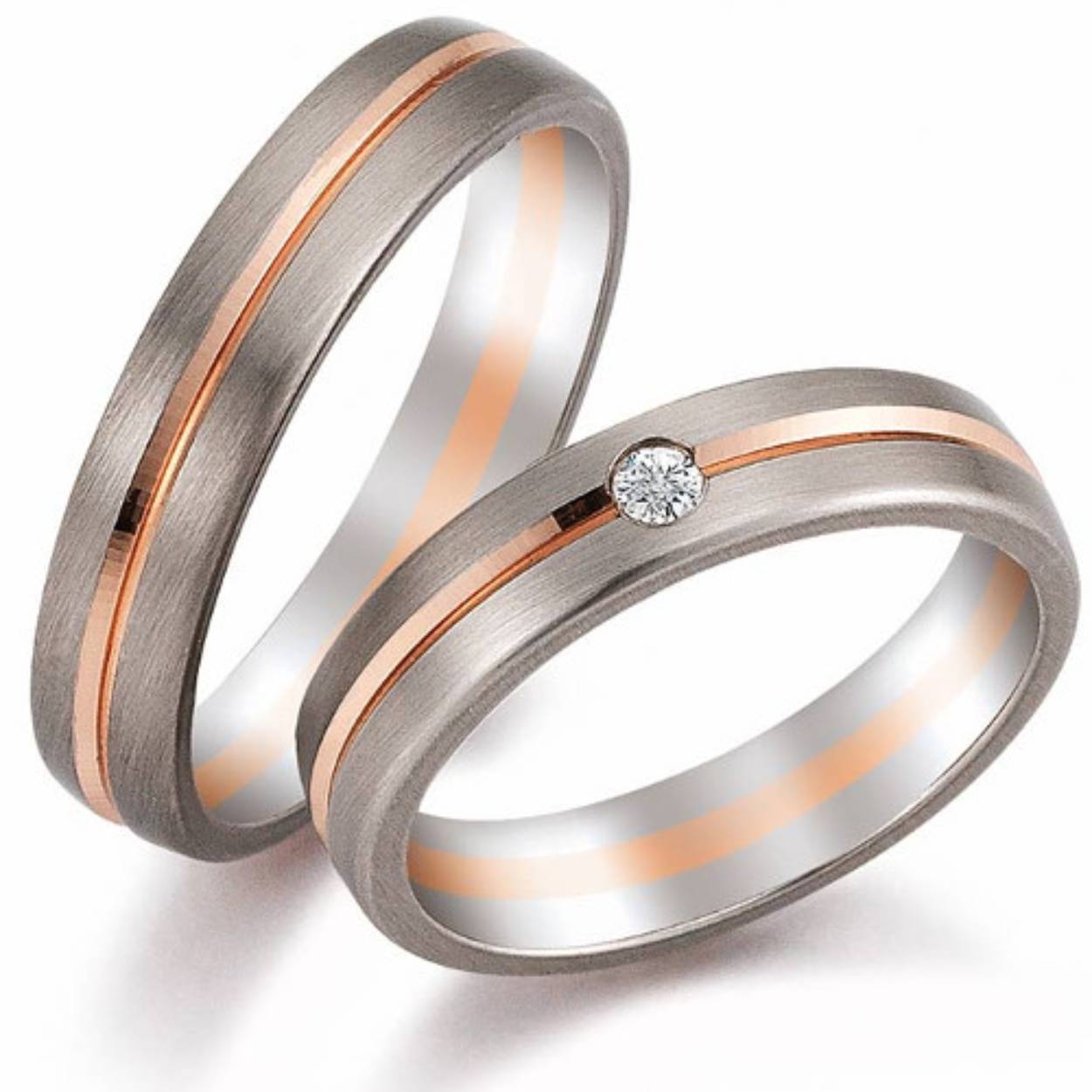 14 karaat bicolor trouwringen w/r/w met 0.04crt briljant. 4,5 mm breed
Prijs is op aanvraag