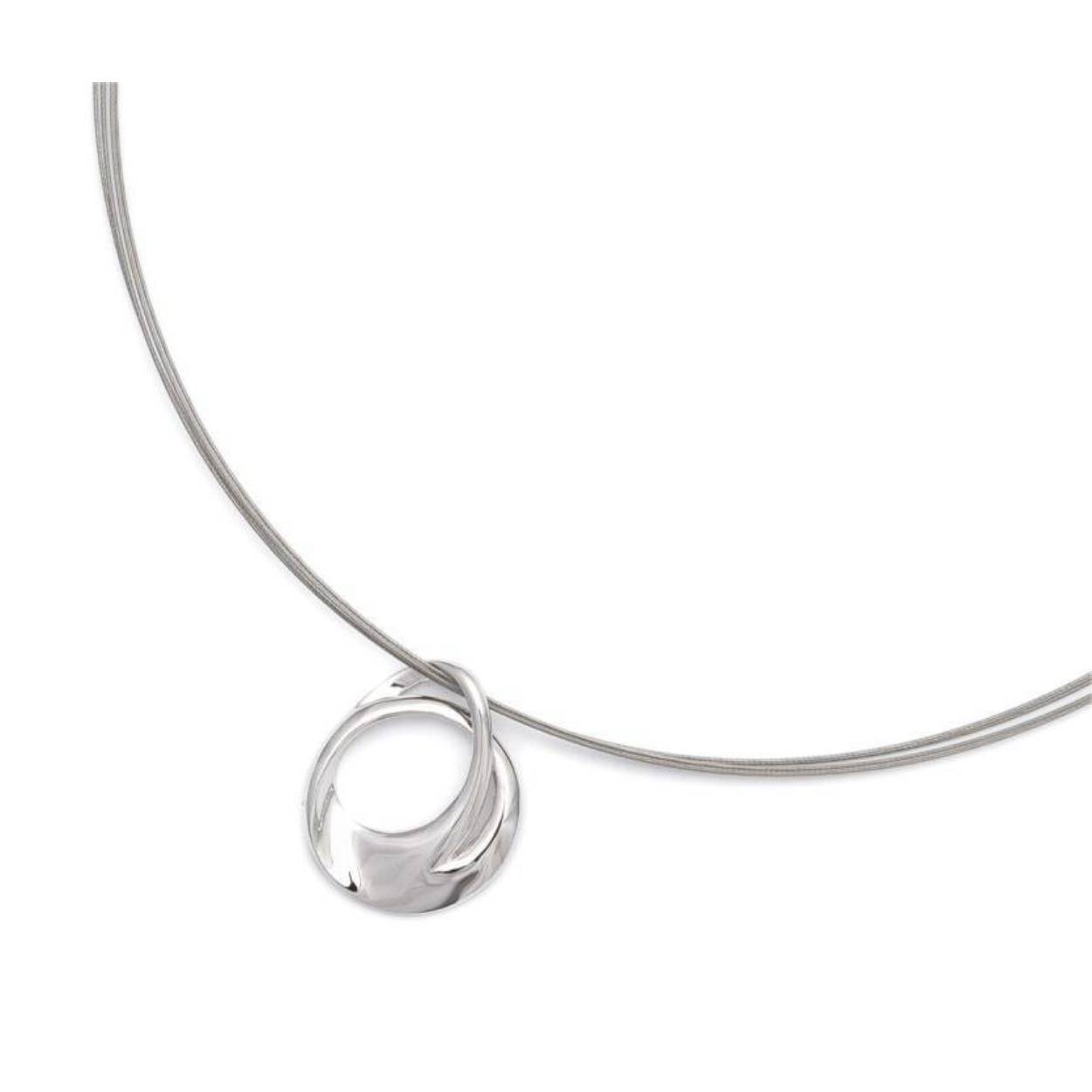 Stalen collier, sluiting en hanger zijn zilver.