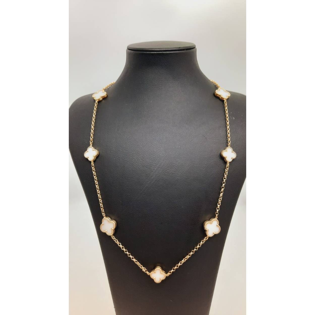 Deze prachtige gouden damesketting, modelnummer BREA-0002684, is vervaardigd van 14 karaat goud met een glanzende afwerking. De ketting heeft een breedte van 12,4 mm en een diepte van 7 mm. Met een lengte van 46 cm, valt de ketting mooi op de halslijn. Perfect voor zowel alledaags gebruik als speciale gelegenheden.