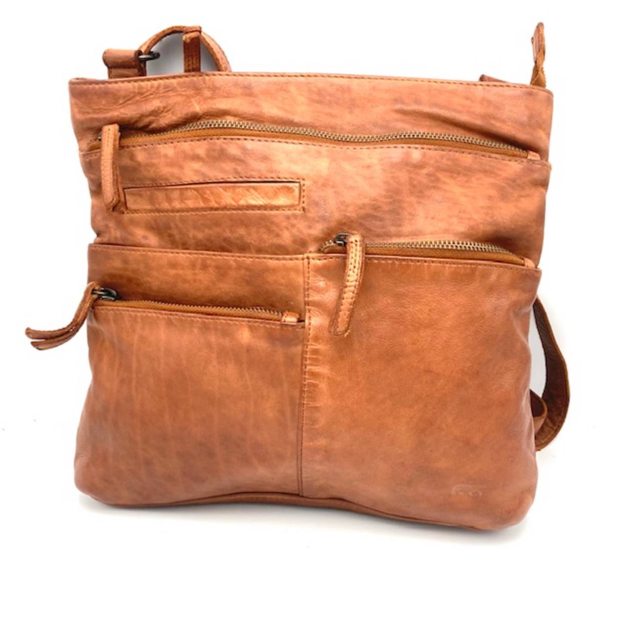 Deze crossover schoudertas van BearDesign is voor de dame die van ritsen en vakken houd. De voorkant van deze schoudertas is voorzien van drie rits vakken en maar liefst twee steekvakken. Tevens is de achterzijde van deze damestas voorzien van een rits vak.
De schouderriem is lang en verstelbaar. Voor iedere vrouw dus op maat te maken naar hoe u het prettig vind om de tas te gebruiken.
Onder de toprits zit een hoofdvak welke is voorzien van achterrits en steekvak.
Afmetingen:
Hoogte 29cm x breed 29cm x diep 4.5cm