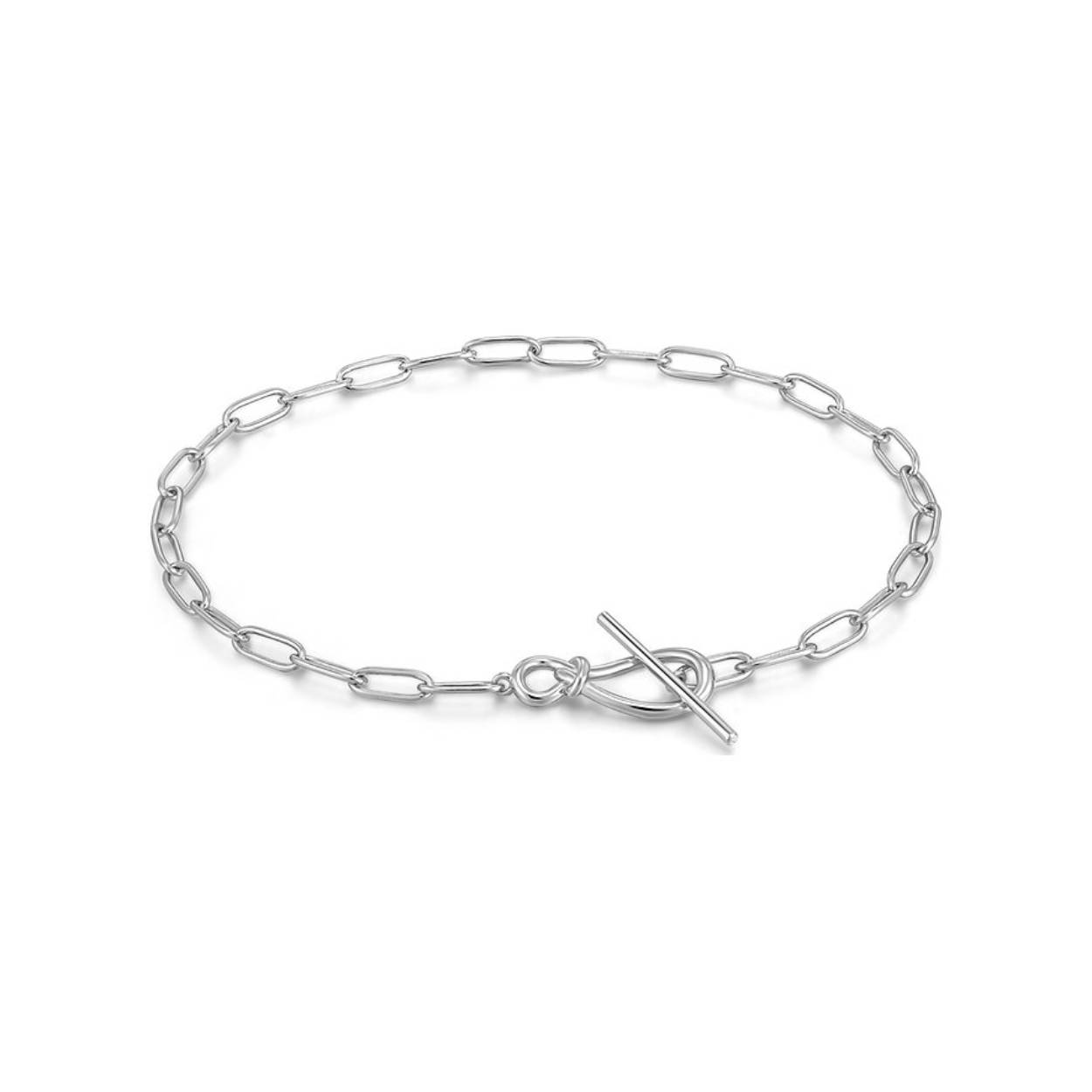 SILVER KNOT T BAR CHAIN BRACELET Deze prachtige zilveren gerhodineerde Silver Knot T Bar Chain Bracelet van Ania Haie is geinspireerd op de laatste catwalktrend: vorm en constructie. De armband bestaat uit stijlvolle ankerschakels in combinatie met een geknoopte structuur. Steel de show met de Forget Me Knot collectie! Met de sieraden kun je gemakkelijk vanuit je werk aanschuiven bij een luxe diner.