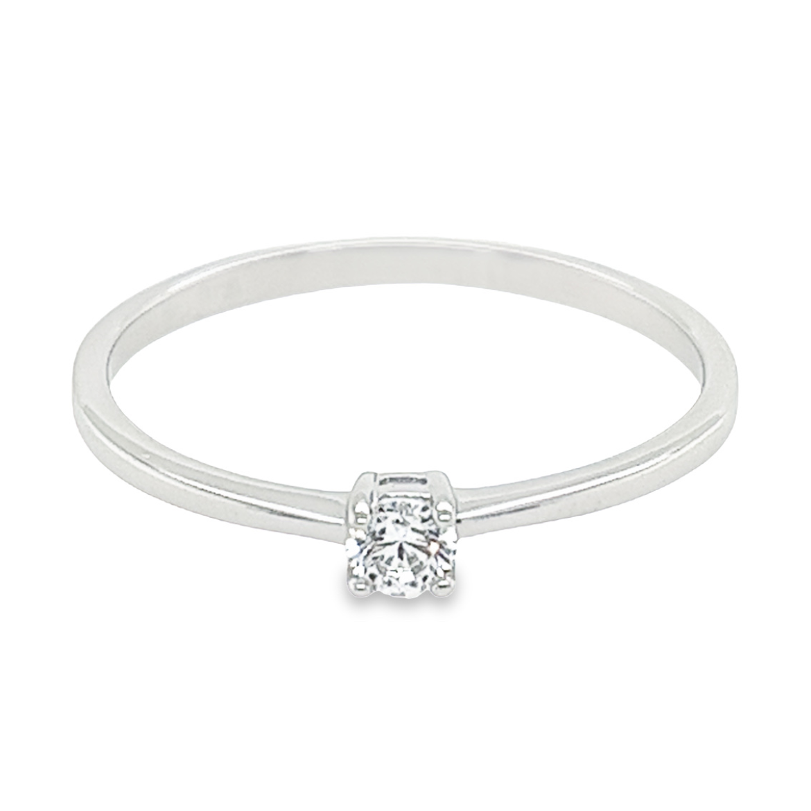 Deze elegante zilveren ring heeft een tijdloos ontwerp met een solitaire zirkonia steen die de aandacht trekt. De ring is gerhodineerd voor extra bescherming en om de zilveren kleur te behouden. Het lichte gewicht van deze ring maakt hem comfortabel om te dragen gedurende de dag. Dit sieraad is een must-have voor elke vrouw die op zoek is naar een chique en subtiele toevoeging aan haar collectie. Met de briljante zirkonia steen en het zilveren glans, is deze ring een speciaal item dat elke outfit compleet maakt.