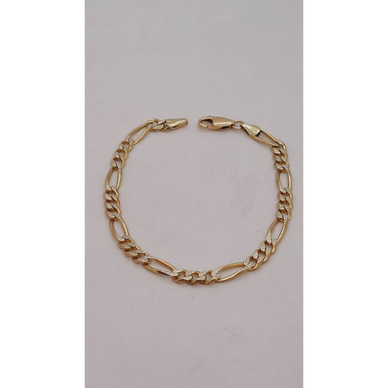 De gouden armband van 14kt, modelnummer BREA-RDL-0004052, is een bicolor sieraad van 20 cm. Met een breedte van 5 mm en een gewicht van 8 gram, straalt de armband door de goud-zilver kleur. Het perfect afgewerkte juweel met hoogglans, gemaakt van 18 karaat goud, is ideaal voor zowel dagelijkse als formele gelegenheden.