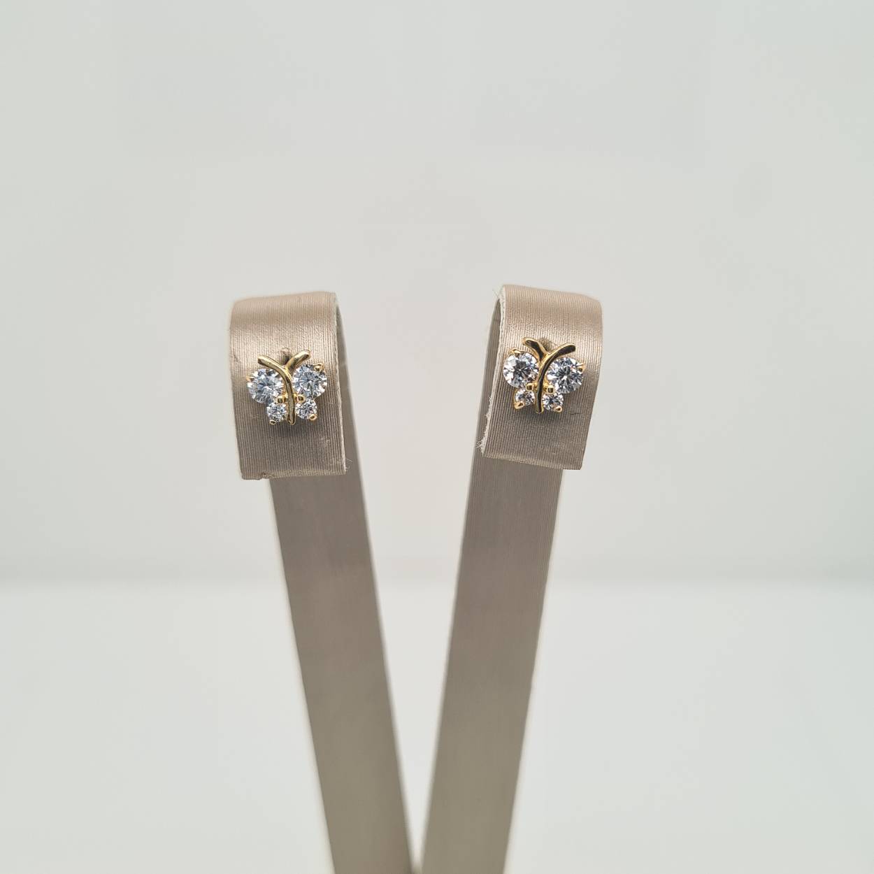 14krt geelgouden oorknoppen met een vlinder en zirkonia. 

Breedte: 5.5 mm
Hoogte: 5.5 mm