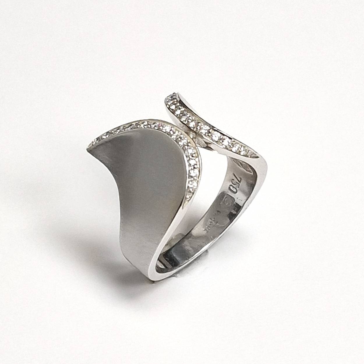Butterfly Een zeer artistieke hand gemaakte ring in 18 K. wit goud met briljant