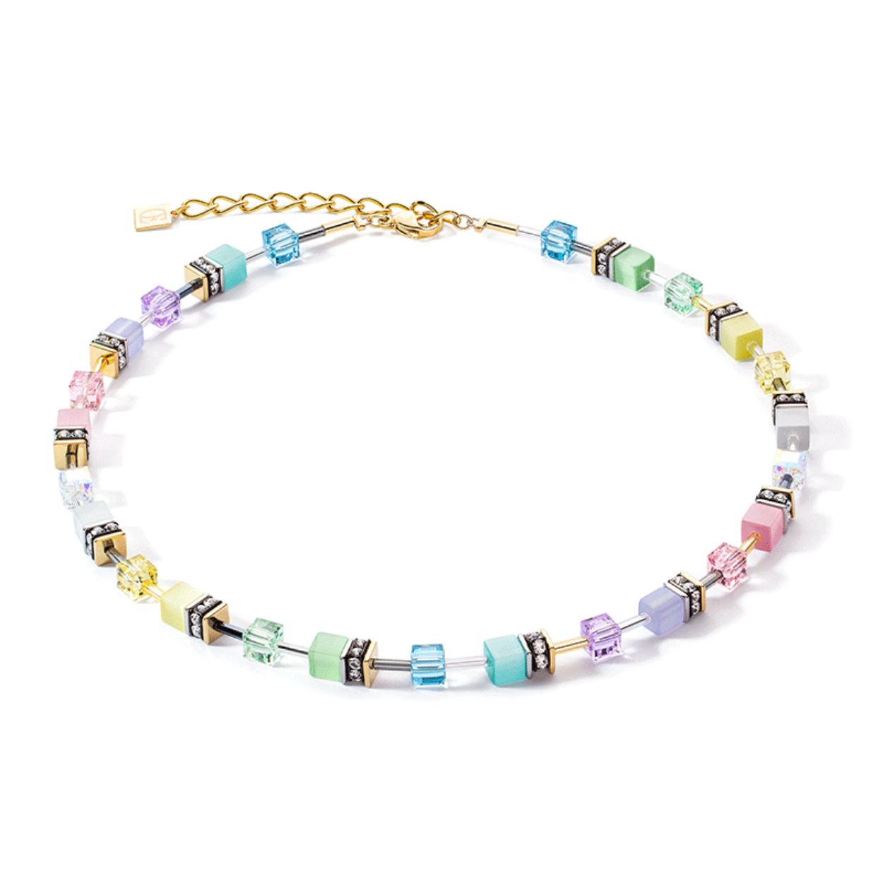 Een heel fijn kleurijk collier van Coeur de Lion! De blokjes zijn netjes afgerond of gefacetteerd waardoor het lekker draagt. Alles wordt met de hand gemaakt en in elkaar gezet.

De materialen die gebruikt worden laten de kleuren ook extra schitteren in het licht door het effect dat ze geven. Swarovski kristallen blokjes glanzen geweldig mooi. De overige materialen zijn glas, polaris, strass stenen en het basismateriaal is staal.

De maten en lengtes van de kettingen van Coeur de Lion worden gebaseerd op gemiddelde maat dames. Het fijne is ook dat er een stalen verlengketting aan zit waardoor de ketting op meerdere lengtes gedragen kan worden. De lengte van deze ketting is 42 cm tot 47 cm. De karabijnhaak sluiting is ook gemaakt van staal en bevat een mooi formaat wat goed hanteerbaar zal zijn. De dikte van de grootste blokjes zijn 6 mm en bij de strass steentjes meet de totale dikte 6,5 mm.
