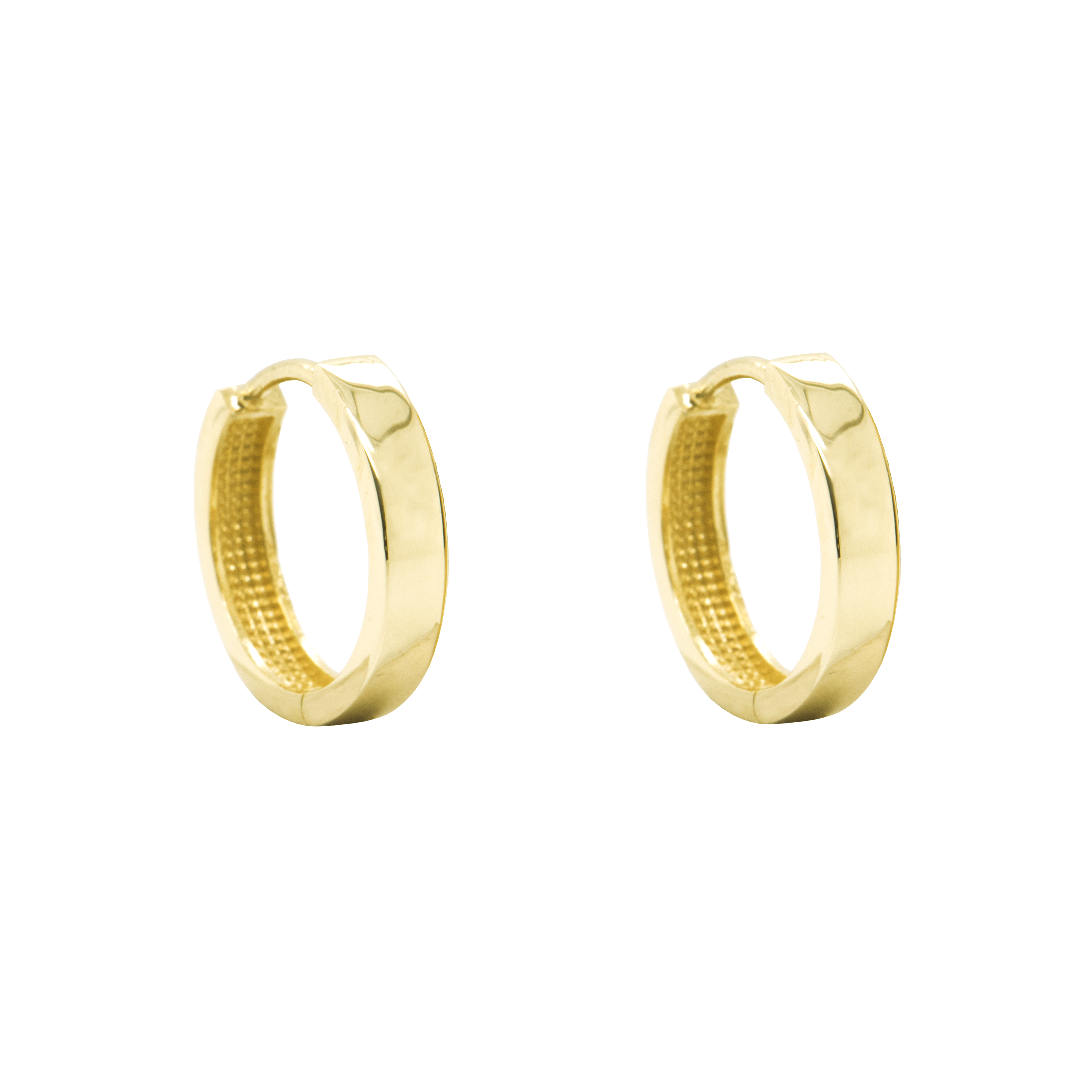 Deze geel gouden oorringen zijn volledig glad gepolijst en plat van vorm. Deze oorringen zijn perfect voor iemand wie houdt van geelgoud.