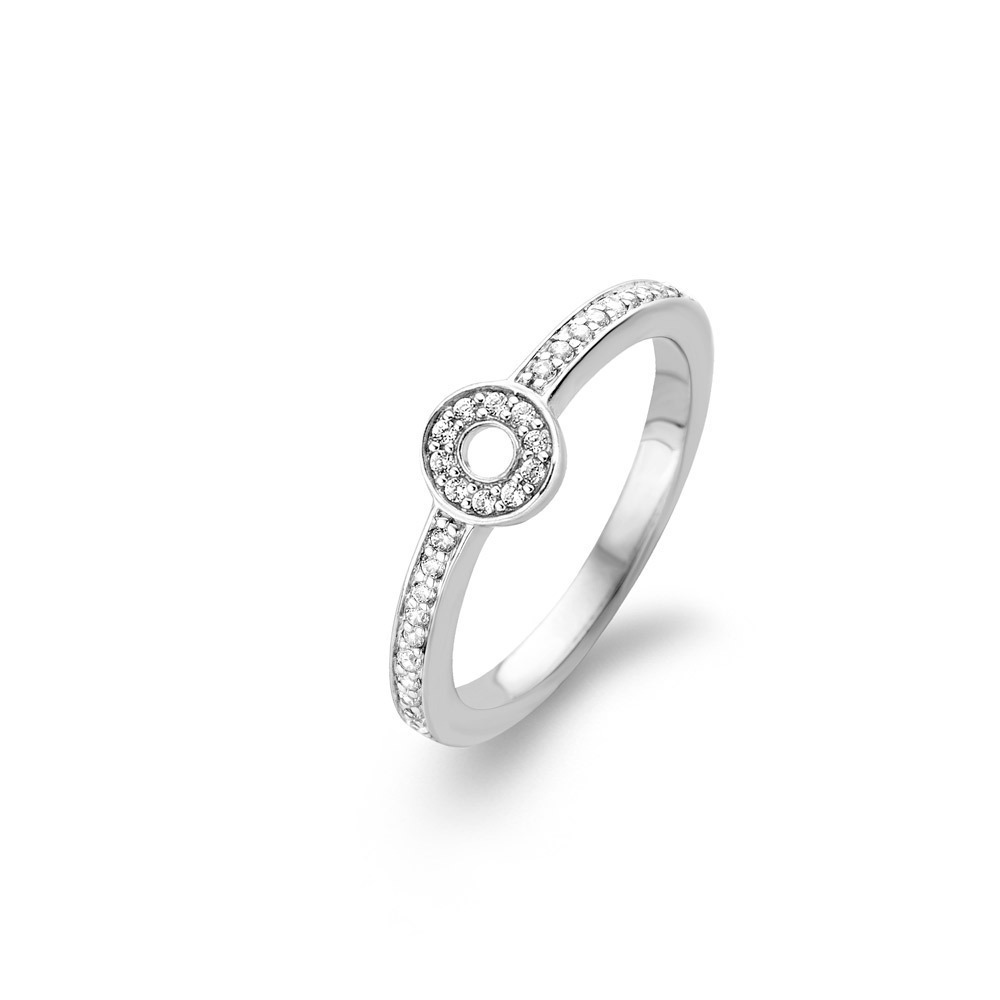 Geïnspireerd door licht, kleuren en structuren ziet men deze collectie als een begin van een nieuw tijdperk in de sieradenlijn. Deze trendy, elegante ringen zijn een echte musthave en zullen mooi om iedere vinger staan. Bent u opzoek naar een prachtige ring? Dan zit u hier op het juiste adres. Deze prachtige Il Giorno Nuovo ring is gemaakt van zilver 925. Door zijn prachtige witte zirkonia's zal deze ring exta in het oog springen.