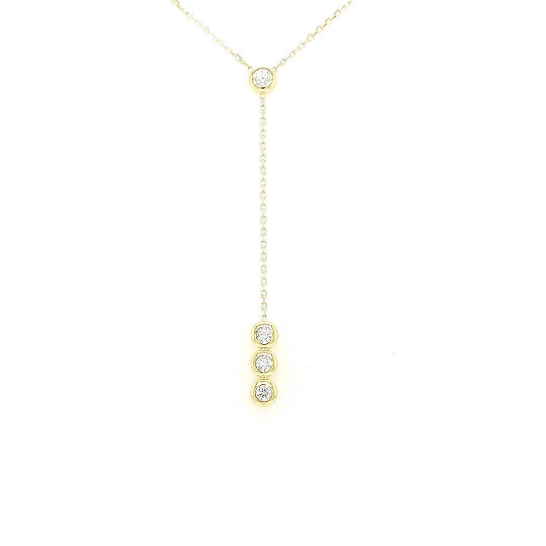 Dit 14-karaats geel gouden collier is erg sierlijk. De briljant geslepen zirkonia stenen schitteren erg mooi en al helemaal de drie zirkonia stenen die onder aan het collier bungelen. Het collier is verstelbaar van 42cm tot 45cm.