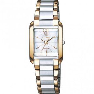 Citizen L EW5556-87D Ladies Eco-Drive bicolor edelstalen dameshorloge met parelmoer wijzerplaat

Het Citizen L EW55586-87D dameshorloge uit de nieuwe Ladies collectie heeft een elegante look. Het Ladies horloge heeft een bicolor, rechthoekige edelstalen kast, een edelstalen band en een parelmoer wijzerplaat met goudkleurige accenten.
Dit Citizen L horloge is voorzien van Eco-drive techniek, waardoor u nooit meer een nieuwe batterij hoeft in te zetten. De accu in het horloge wordt opgeladen door lichtinval op de wijzerplaat. Het horloge heeft saffier glas en is waterdicht tot 5 atm.

Citizen horloge EW5556-87D

Techniek en Specificaties

- Tijdsaanduiding: Analoog
- Waterdicht: 5 ATM
- Materiaal kast: Edelstaal
- Soort uurwerk: Eco-Drive aandrijving
- Soort glas: Saffierglas
- Weergave: Uren, Minuten, Seconden

Design Uurwerk
- Kastvorm: Rechthoekig
- Vorm wijzerplaat: Rechthoekig
- Kleur Wijzerplaat: Parelmoer
- Kleur kast: Zilver en Goud
- Kleur wijzers: Goud

Band
- Type sluiting: Vouwsluiting met drukknoppen
- Kleur band: Zilver en Goud
- Materiaal band: Massief Edelstaal

Afmetingen Horloge:
- Breedte kast: ca. 22mm
- Dikte: ca. 8mm

+210 Dagen gangreserve