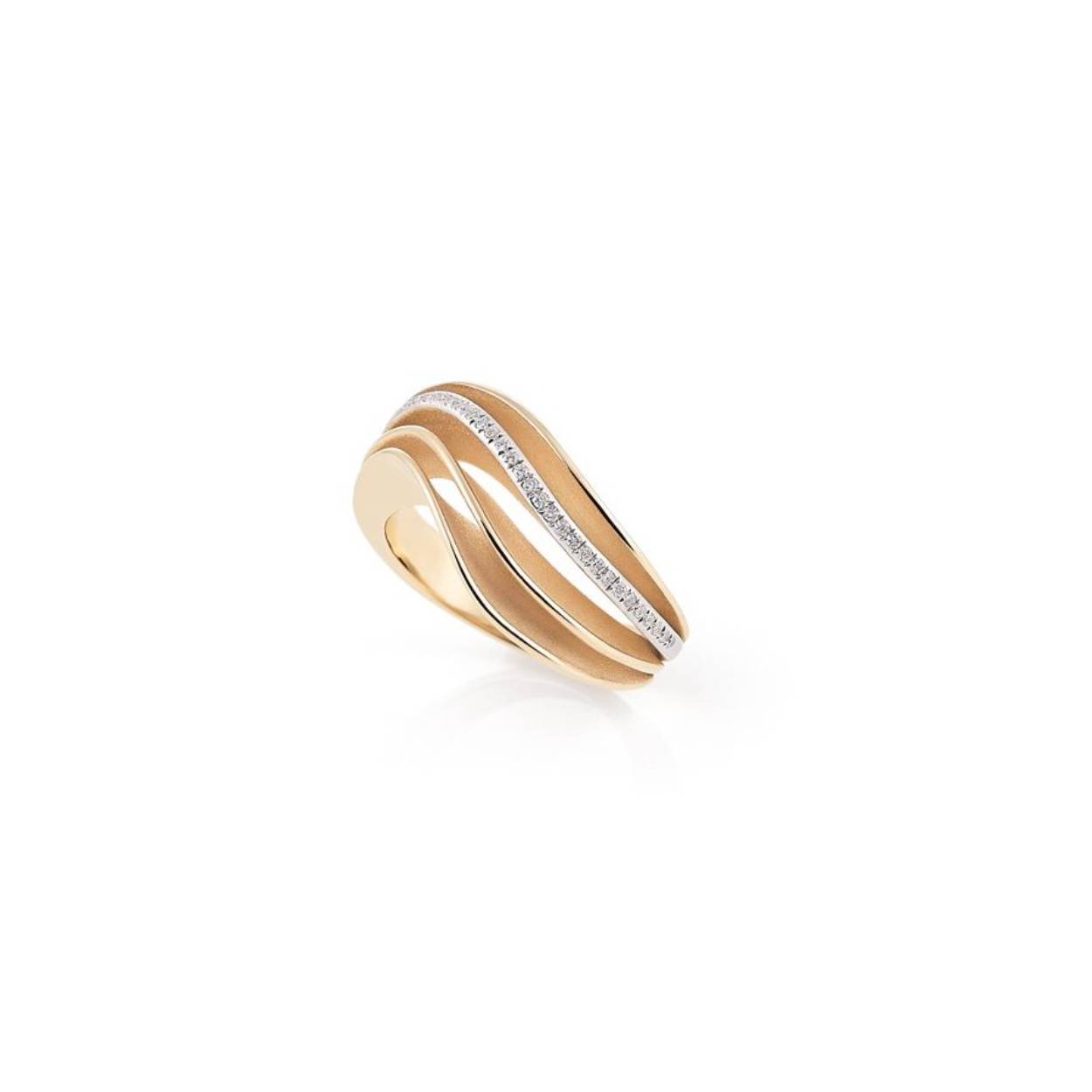 18krt gouden ring met diamant 0,11crt uit de Velaa Waves Collectie van AnnaMaria Cammilli. De kleur van de ring is orange apricot, een zachte oranje kleur, zo delicaat als de kleur van een abrikoos. Voor een verfijnde impact op de huid.

Ringmaat: 54 (17 1/4). Heeft u een andere maat, neem dan gerust contact met ons op.

Referentienummer: GAN3771J
