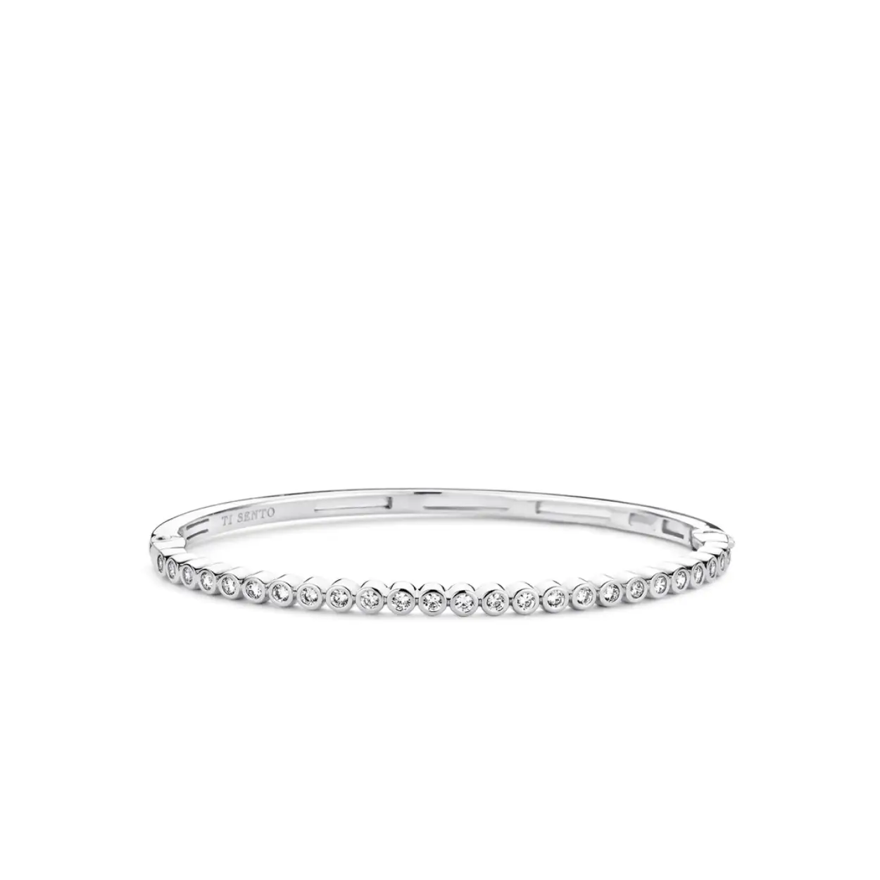 Deze ovale bangle van TI SENTO - Milano is gezet met briljant geslepen zirkonia's in aansluitende gladomzettingen. Het scharnier en de sluiting zijn mooi weggewerkt in het ontwerp. Het sterling zilver is van het hoogste gehalte en is gerhodineerd.