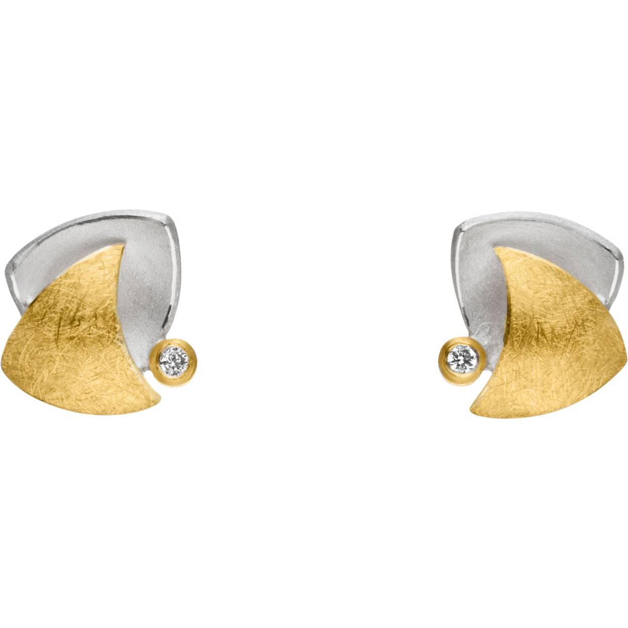 Bicolor oorstekers met briljanten.

MANU Schmuck is een sieradenmerk van Duitse afkomst en zij ontwerpen hun sieraden in zilver en 22 karaat goud. De warme kleur van het 22 karaat goud geeft de sieraden extra cachet en een exclusieve afwerking mee.