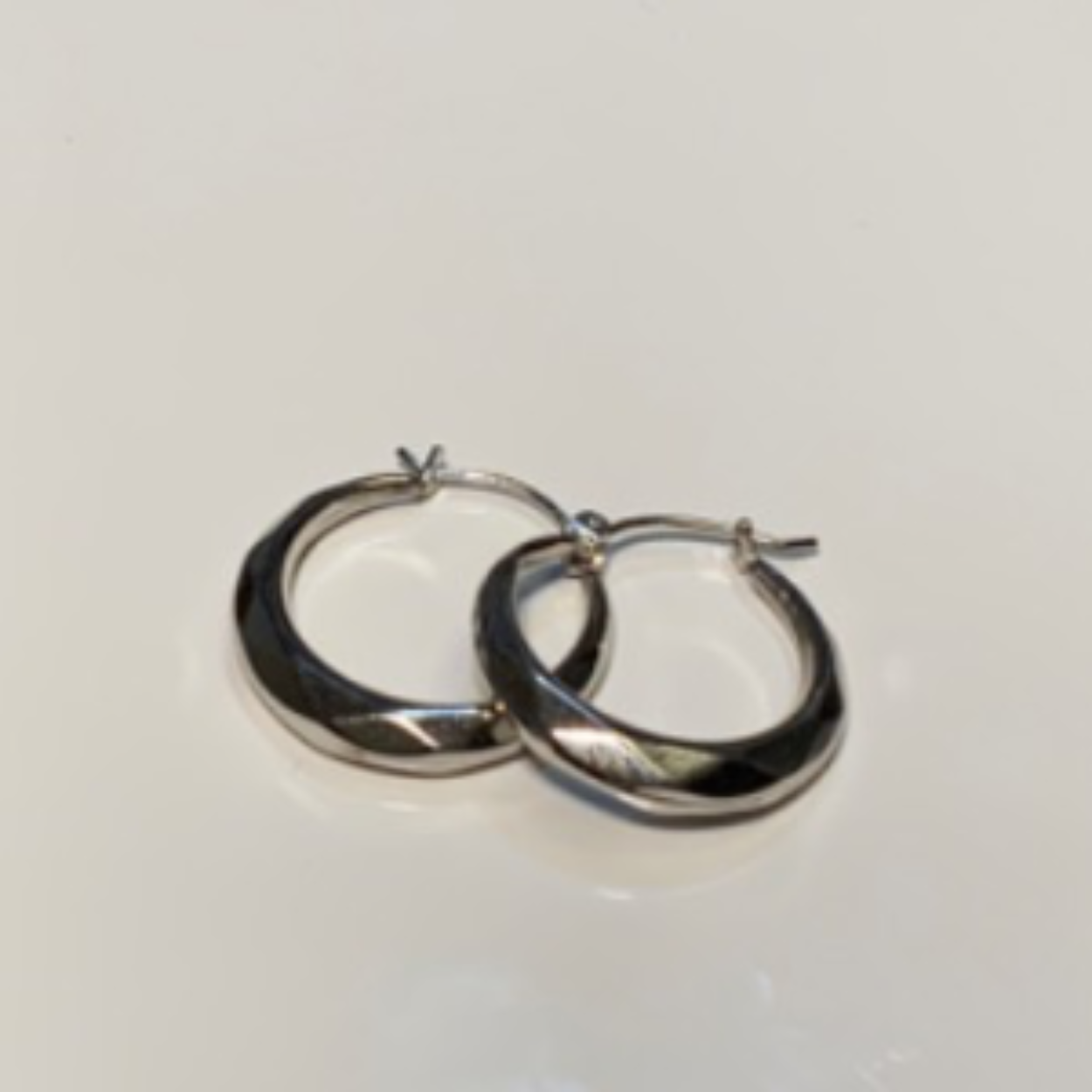 Wit gouden creolen 20mm facet