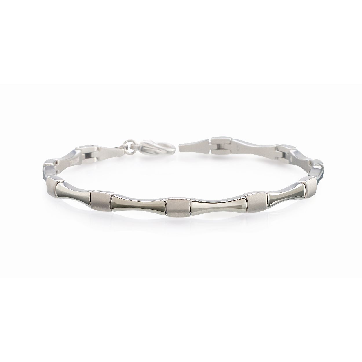 Dit is een damesarmband van het merk Boccia. De armband is gemaakt van titanium en heeft een zilveren kleur.