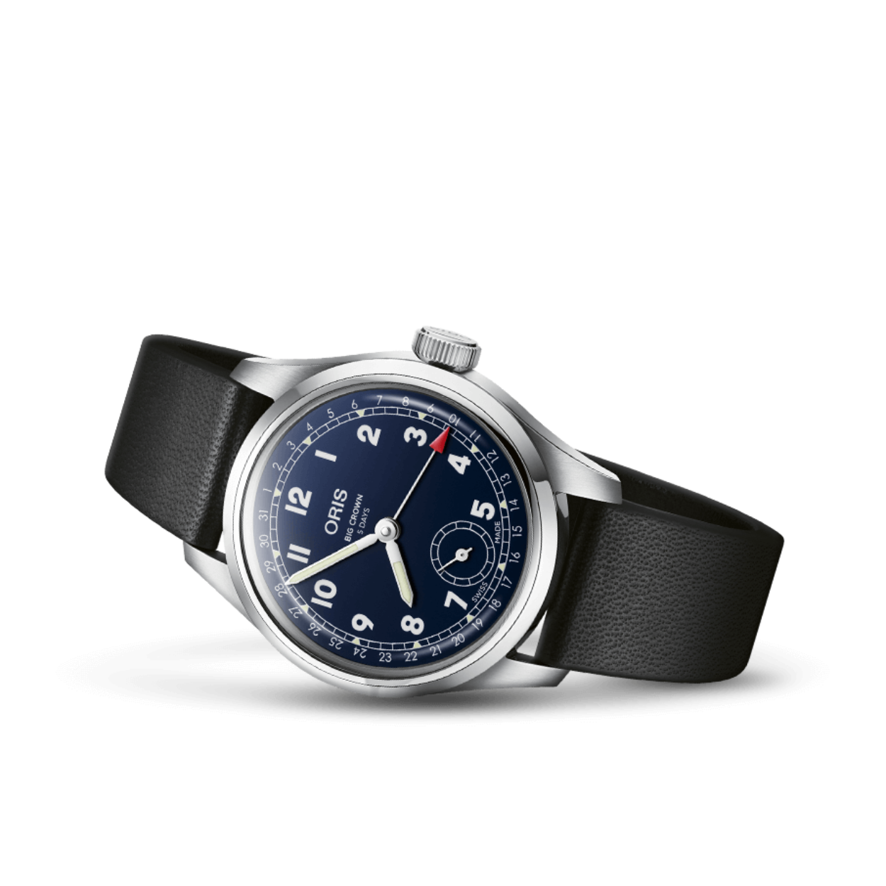 De Oris Big Crown Pointer Date Calibre 403 combineert klassiek pilotenhorloge-ontwerp met moderne Zwitserse technologie. De 38 mm roestvrijstalen kast herbergt een diepblauwe wijzerplaat met het iconische pointer date-mechanisme, waarbij een centrale wijzer de datum aanwijst. Binnenin tikt het in-house Oris Calibre 403 met een indrukwekkende gangreserve van 120 uur. Dankzij het saffierglas aan voor- en achterzijde, de zwarte lederen band en een waterbestendigheid tot 50 meter is dit horloge een stijlvolle en betrouwbare keuze voor elke dag.