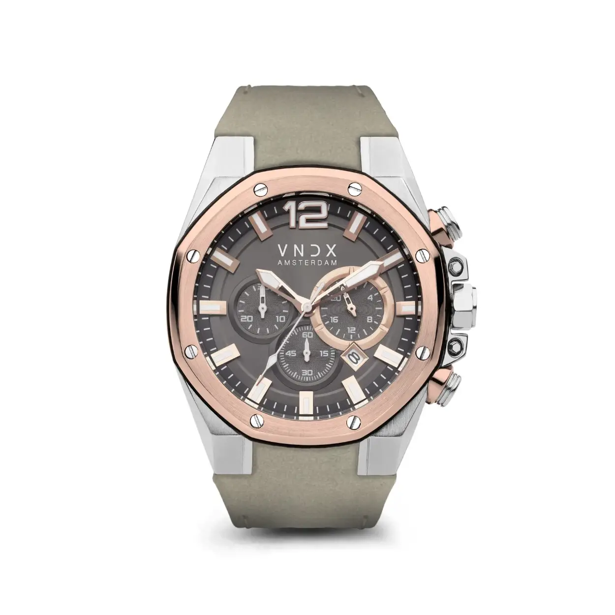 De Wise Man Zilver Rosé, het meest elegante heren horloge van VNDX. Gemaakt met passie, voor de wijze man. Zijn achthoekige roestvrijstalen kast past perfect om de pols van een man. De stalen kast van 46 mm wordt afgemaakt door de klassieke stalen kast met rosé kleurige lunette.

De elegante maar stoere kast van het horloge wordt gecombineerd met een licht grijze Italiaans kwaliteit leren band. De leren band heeft een karakteristieke en krachtige uiterlijk, zoals zijn toekomstige eigenaar.

De Wise Man wordt aangedreven door een sterk uurwerk dat voorzien is van een chronograaf met verschillende functies. Zo beschikt de Wise Man over een stopwatch en een datum aanduiding.