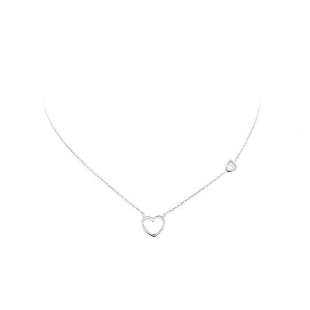 Het zilveren collier met een open hart en een klein hartje met zirconia is in een korte lengte vervaardigd. Ideaal voor jonge meisjes die een mooie ketting willen dragen. 