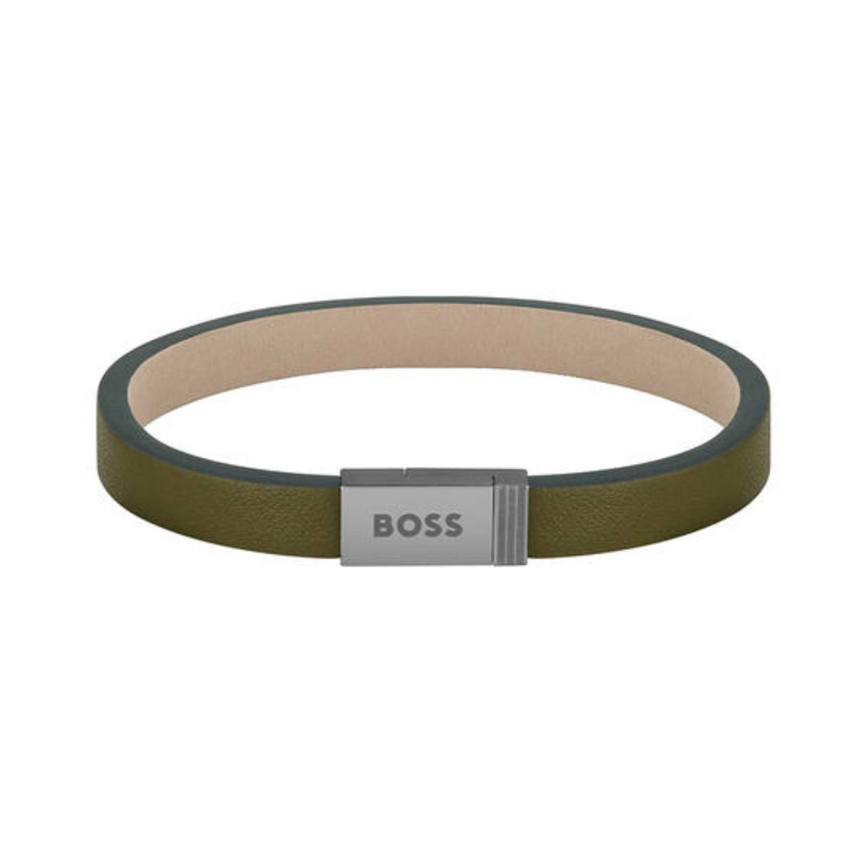 BOSS JEWELS HBJ1580338M JACE Mannen Armband 19cm
Deze armband van BOSS uit de Jace serie met artikelnr. HBJ1580338M is een casual sieraad voor de BOSS klant. De groene gladde leren herenarmband heeft een grijze magneet sluiting met daarop het BOSS logo gegraveerd. De armband is op 2 verschillende lengtes te verkrijgen, een S en een M. Zeker mooi te combineren met andere sieraden van BOSS. 

Het merk:
HUGO BOSS is afgestemd op levensstijlen waar het gaat om kwaliteit en precisie. Het wereldwijde fashionlabel is verdeeld in twee merken: BOSS en HUGO. Het merk BOSS biedt geavanceerde, moderne horloges gericht op kwaliteit en design om een onberispelijke look te creëren – of het nu zakelijk, casual of sportief is. Ontdek de nieuwe horlogecollectie die bewijst dat details echt het verschil maken.

Specificaties:
- Artikelnr: HBJ1580338M
- Groene herenarmband
- Materiaal: Leer
- Lengte: 19cm