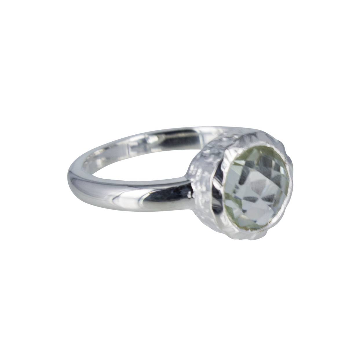 ring met facet geslepen steen van 8mm in gehamerde zetkast