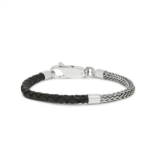 Dit leuke Balinees gevlochten armbandje combineert zilver met zwart leer op een speelse manier in een karabijn slotje. De breedte van het armbandje is 4mm en in verschillende maten verkrijgbaar. De armband wordt in een mooie luxe geschenkverpakking verpakt.