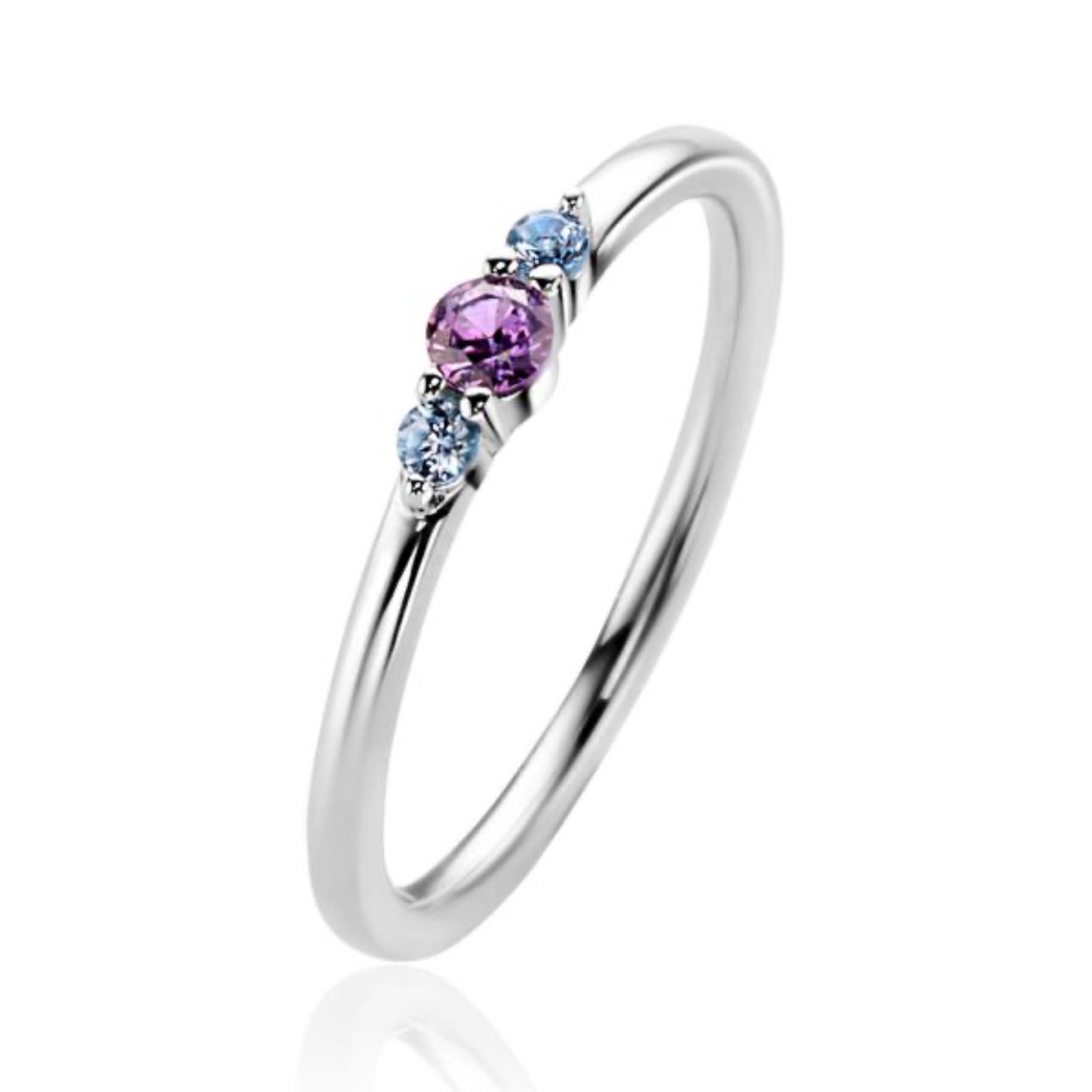 ZINZI zilveren ring met drie ronde chatonzettingen. De paarse kleursteen zit sierlijk tussen twee kleinere zettingen met lichtblauwe kleurstenen. De ring is 3mm breed. Vervaardigd van eerste gehalte zilver (925) en extra gerodineerd.