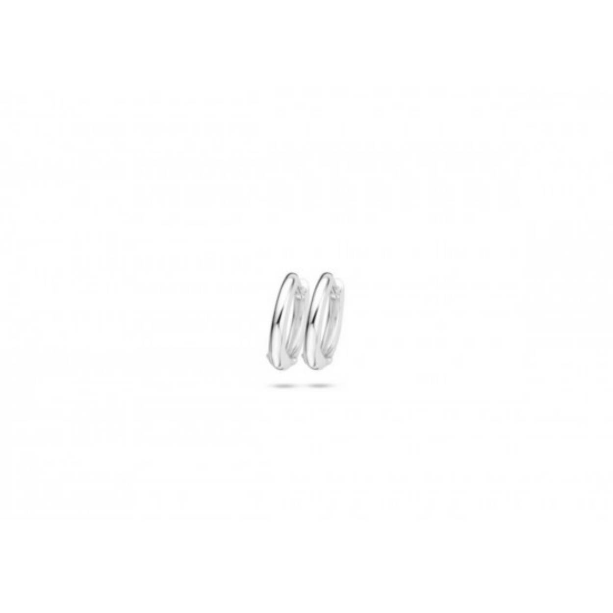 Moments biedt een basis zilveren sieradencollectie. De collectie bestaat uit tijdloze sieraden met fashion twist, de sieraden zijn draagbaar voor elk moment van de dag. Alle sieraden zijn vervaardigd van de hoogste kwaliteit sterling zilver en alle zirconia stenen zijn met de hand gezet. Mooie oorringen van Moments met artikelnummer 72737AW. De oorringen zijn van gerhodineerd zilver en heeft een scharnier waardoor ze gemakkelijk in en uit te doen zijn. 