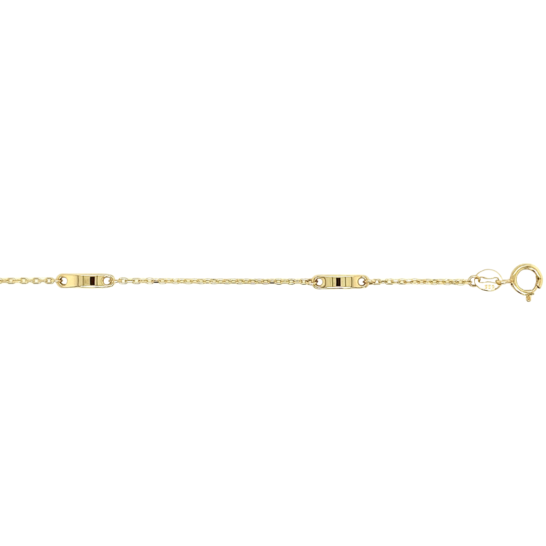 Dit fijne 14-karaats geel gouden armbandje is anker geschakeld en wordt onderbroken door kleine gouden schakelstukken. De armband is verstelbaar van 17cm tot 19cm.