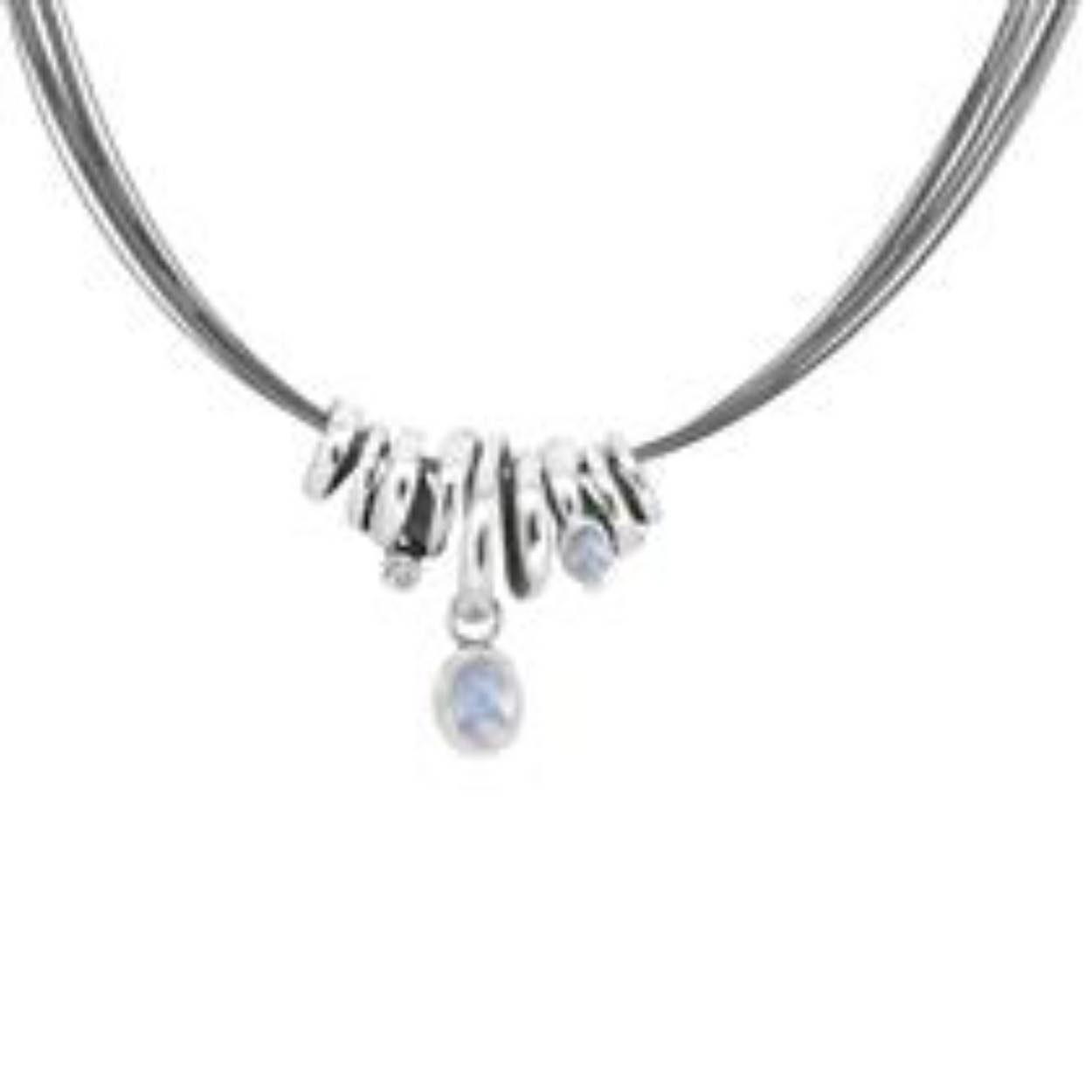 Deze sterling zilveren hanger is versierd met een 10 x 8 mm maansteen, een 6 x 4 maansteen en een 3 mm witte topaas. Deze prachtige zilveren hanger zit op een stalen collier van 45 cm.