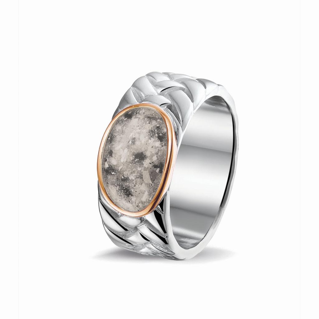 Dit is een voorbeeld van een mooie  As ring. deze ring wordt voor u besteld en hier op de locatie gevuld.

Zilveren herenring gecombineerd met 14 krt ros&eacute;goud. De ring wordt zichtbaar aan de bovenkant gevuld met as die wordt vermengd met onze speciale hars in de gewenste kleur. Breedte: 7 mm.

Zie ook onze informatie onder het kopje "sieraden" en dan doorklikken naar "gedenksieraden".